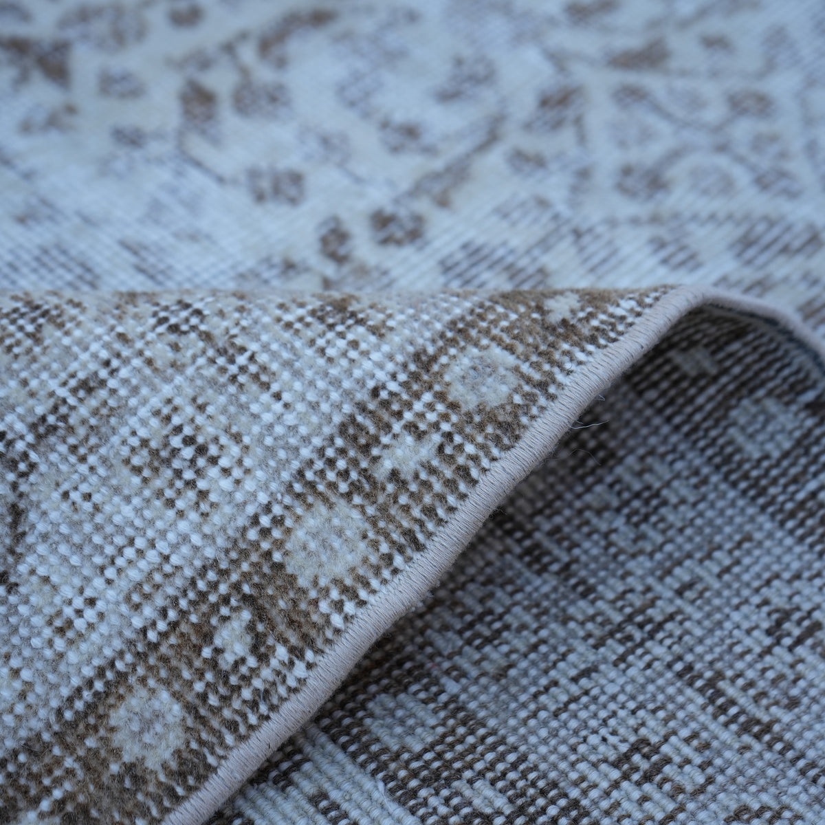 Additional view of the beige vintage turkish rug, hand-knotted in wool and cotton.