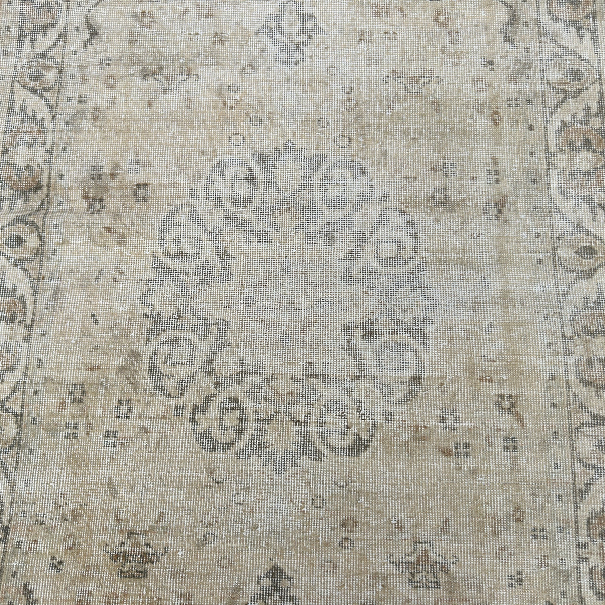 1970s beige vintage turkish rug with medallion design, hand-knotted weave and low pile.