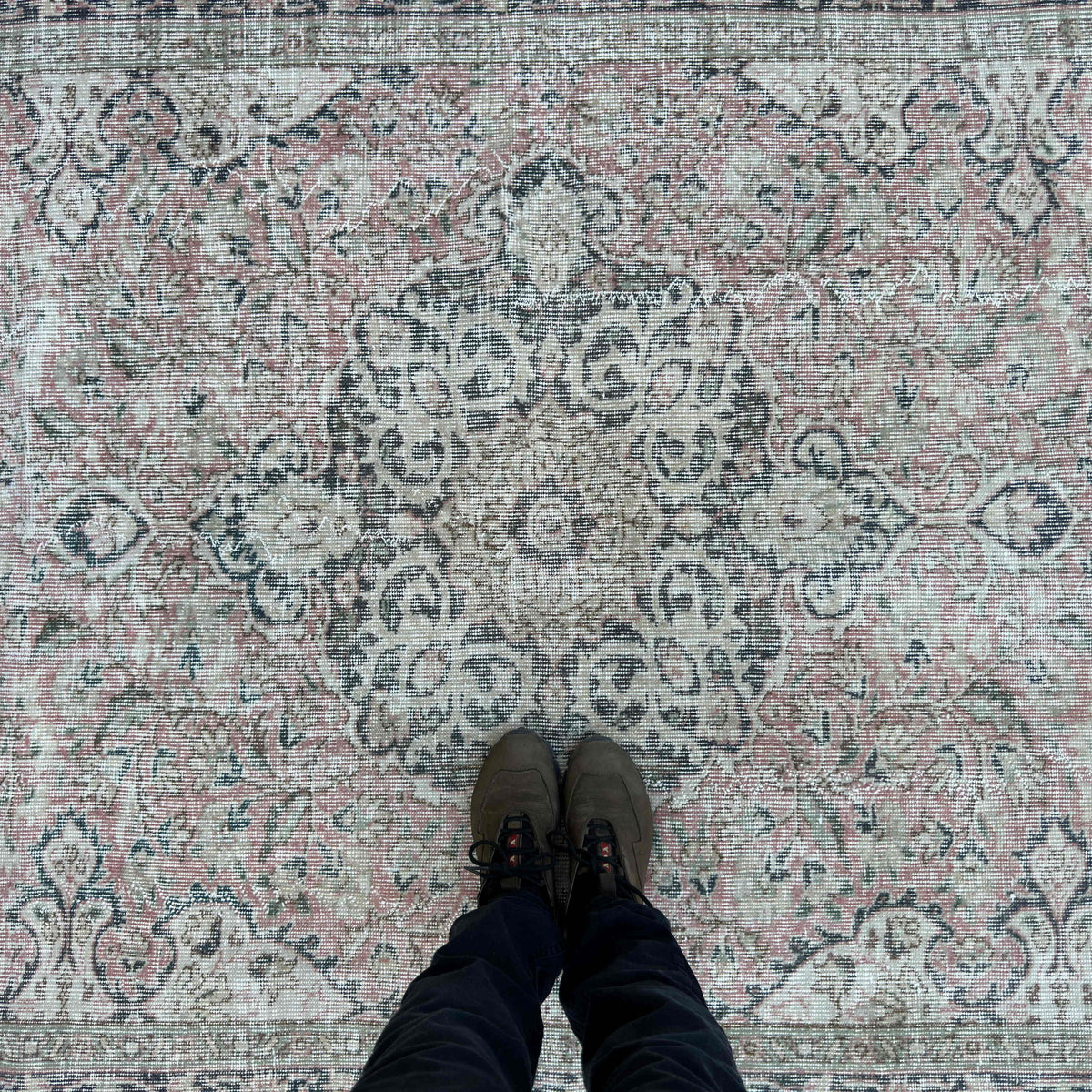 1970s pink vintage turkish rug with medallion design, hand-knotted weave and low pile.
