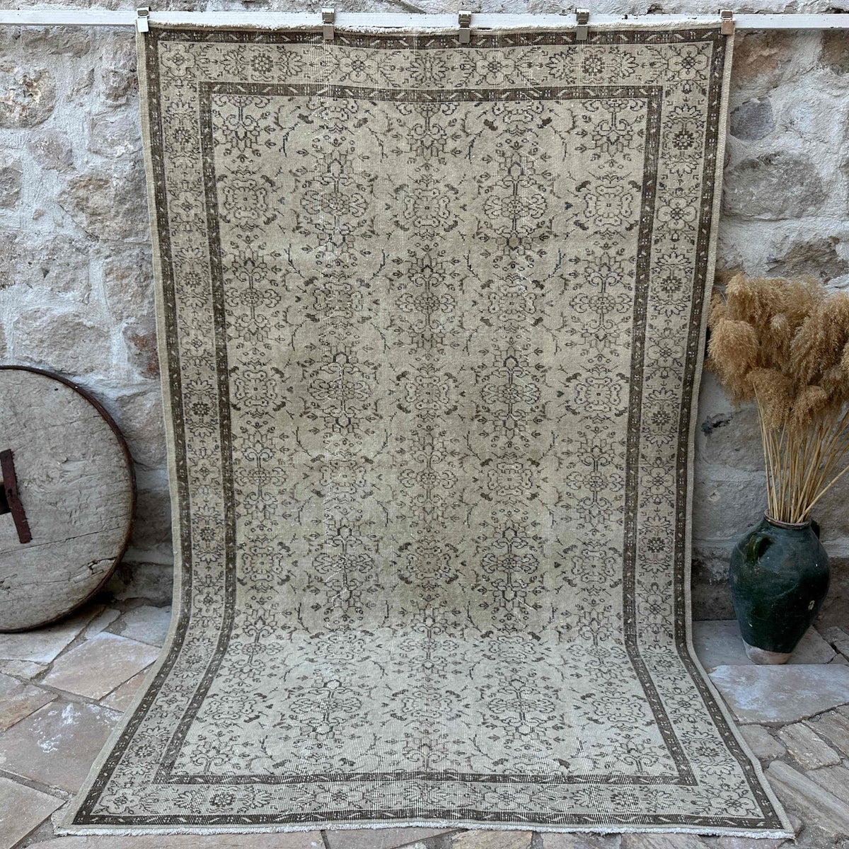 Beige 6' x 10' vintage turkish rug with floral design, handmade in Turkey – Hilton.
