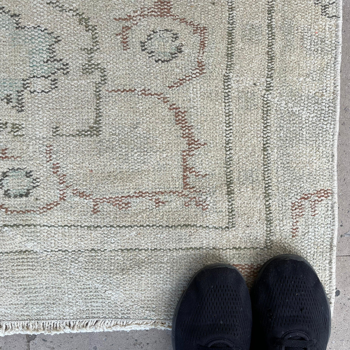 1970s beige vintage turkish rug with neutral design, hand-knotted weave and low pile.