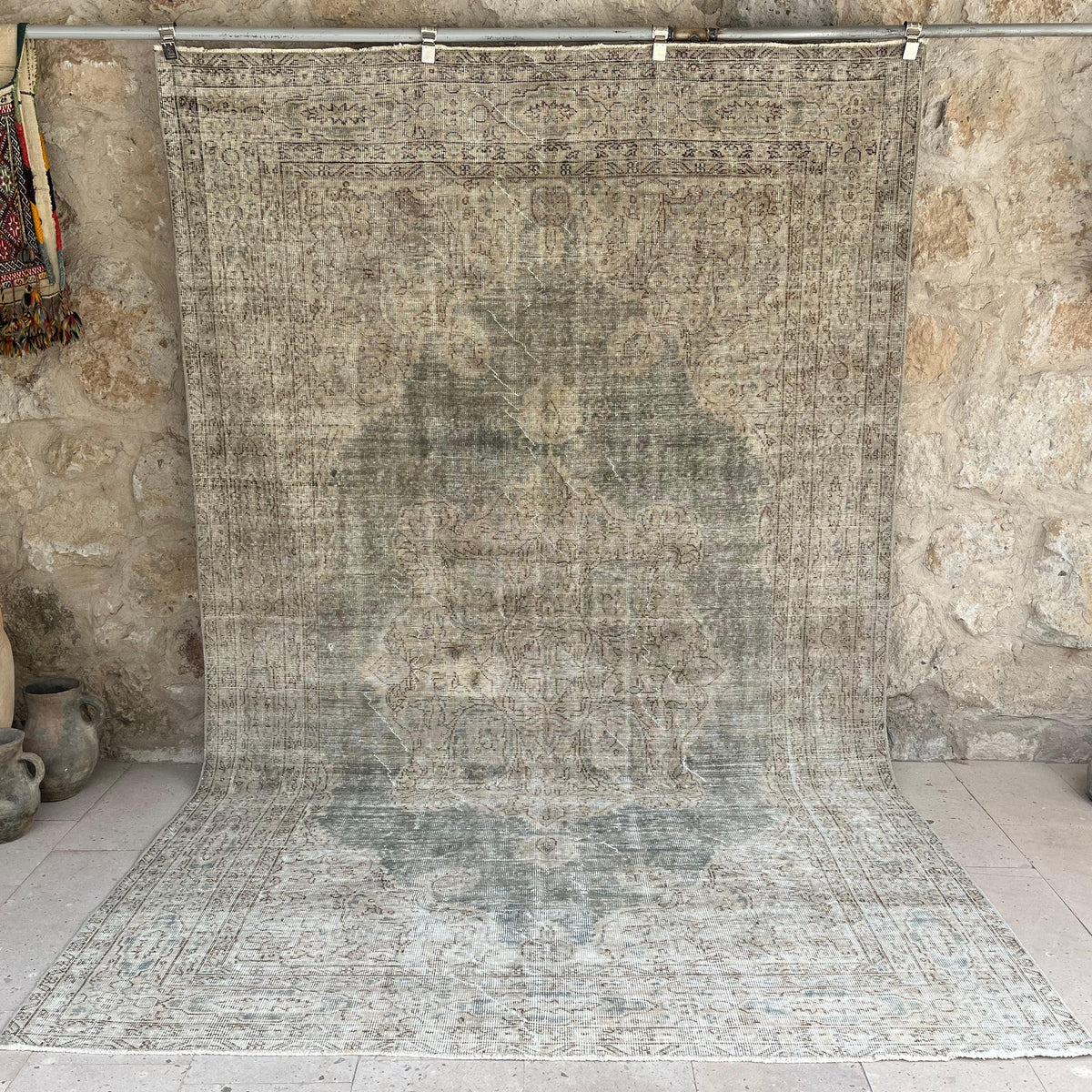 Gray 6' x 10' vintage turkish rug with medallion design, handmade in Turkey – Malakai.