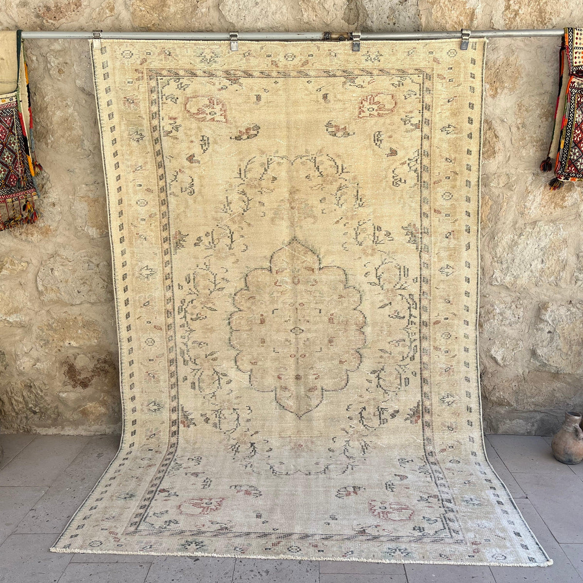 Beige 6' x 9' vintage turkish rug with medallion design, handmade in Turkey – Damari.
