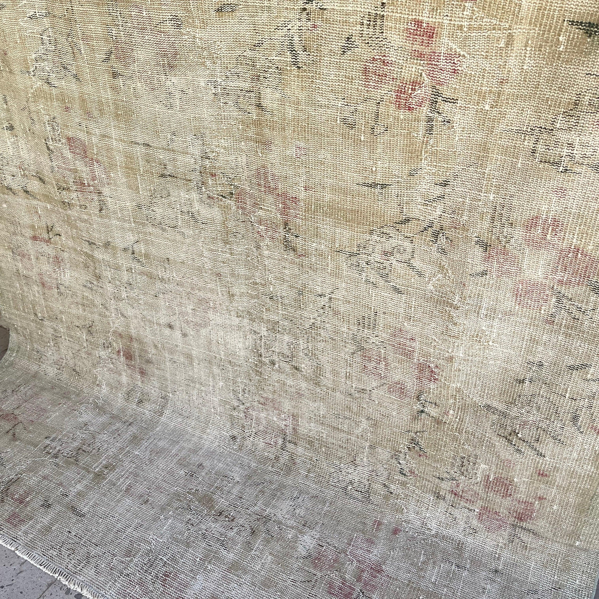 1970s beige vintage turkish rug with neutral design, hand-knotted weave and low pile.