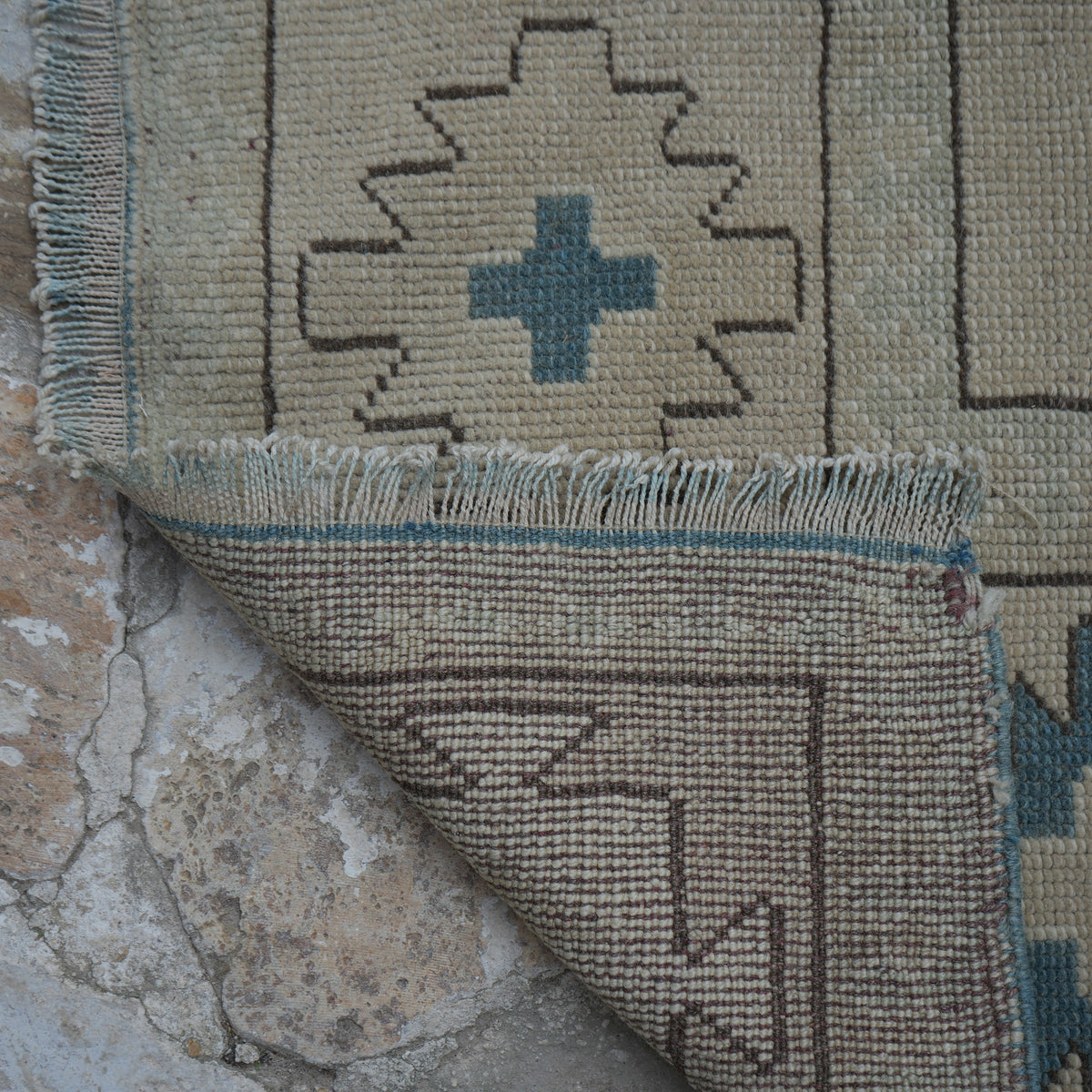1970s beige vintage Turkish wool rug with neutral and geometric design, hand-knotted weave and low pile.