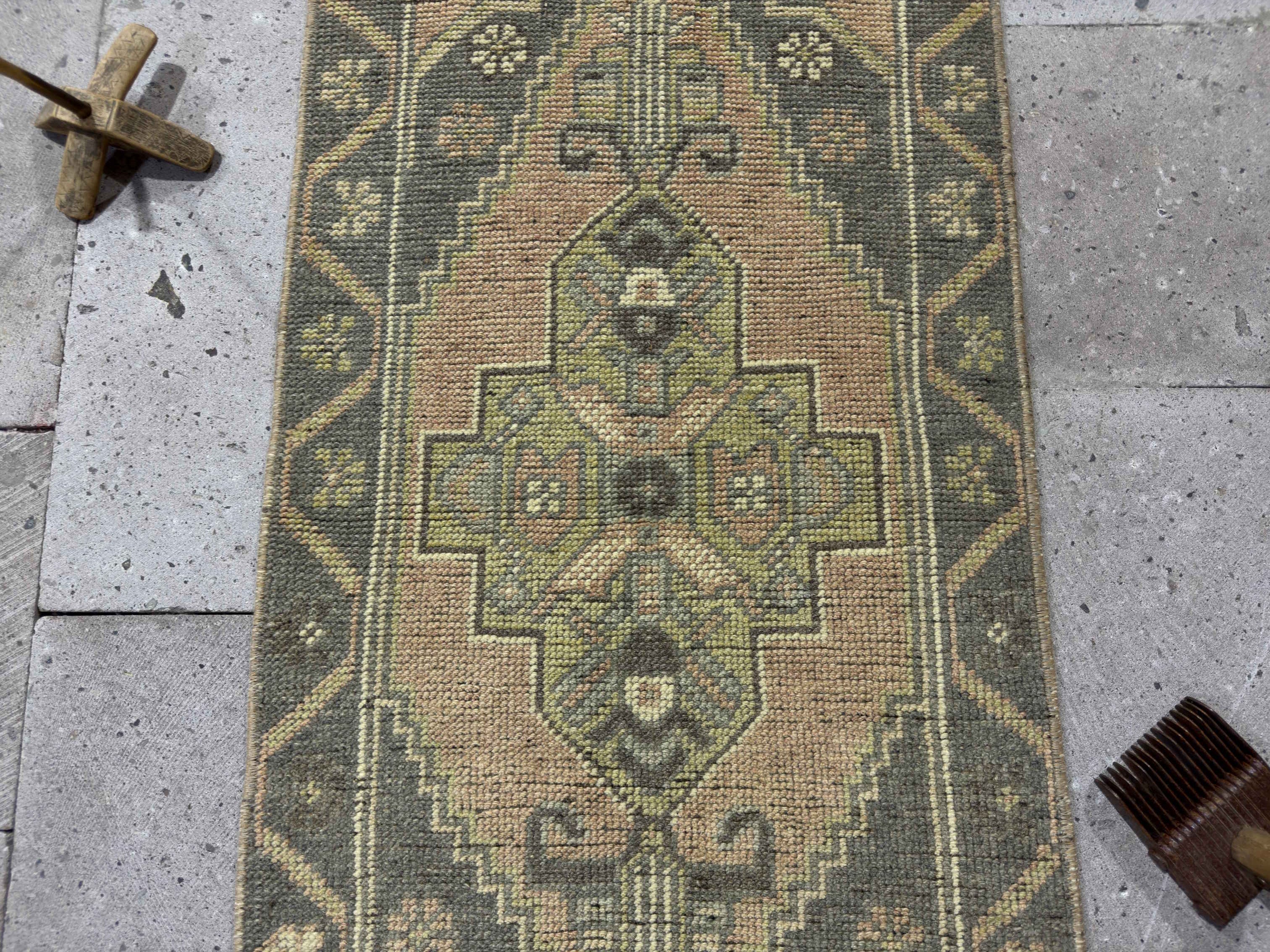 Zita 1’8” x 3’2”