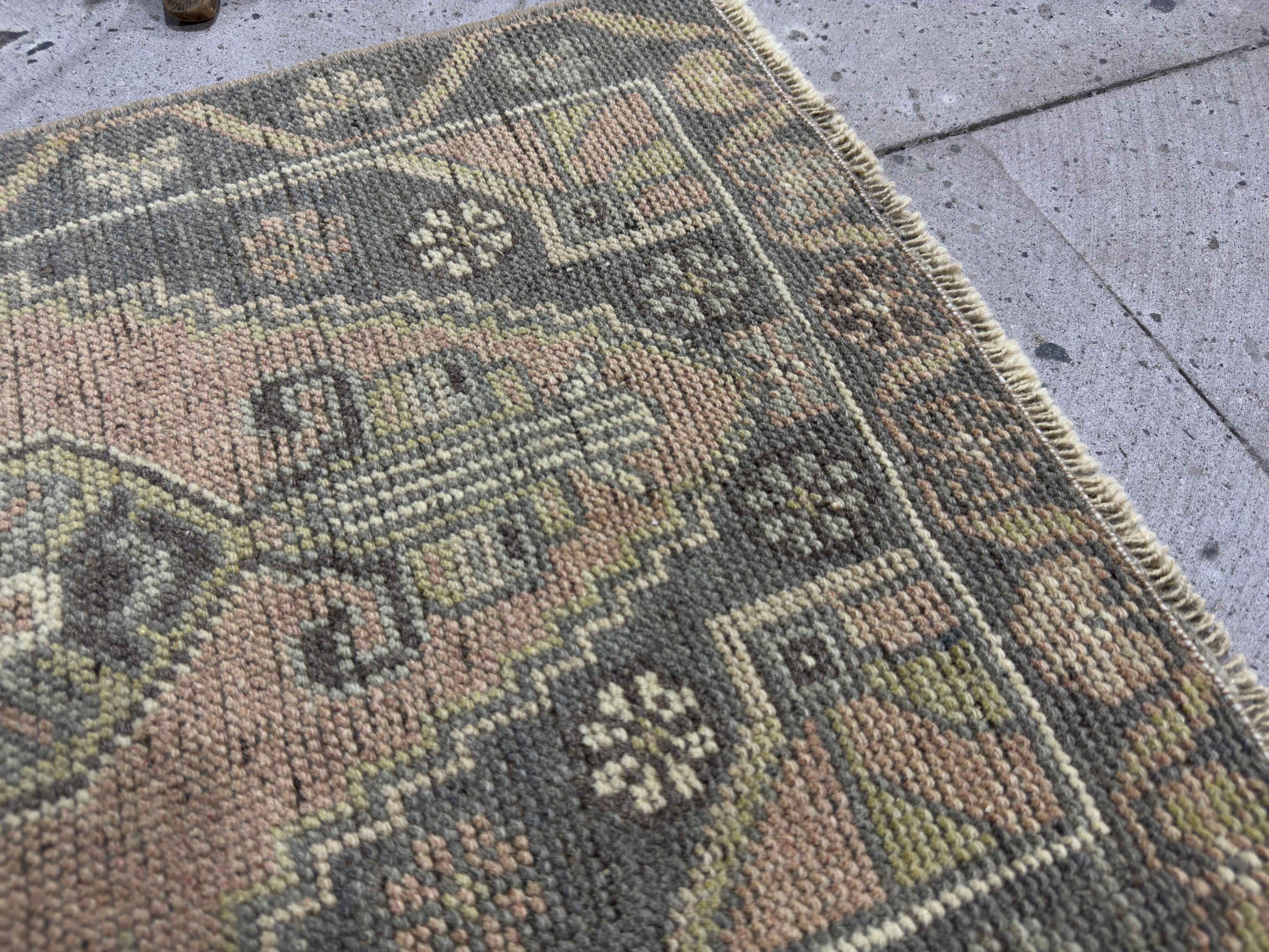 Zita 1’8” x 3’2”