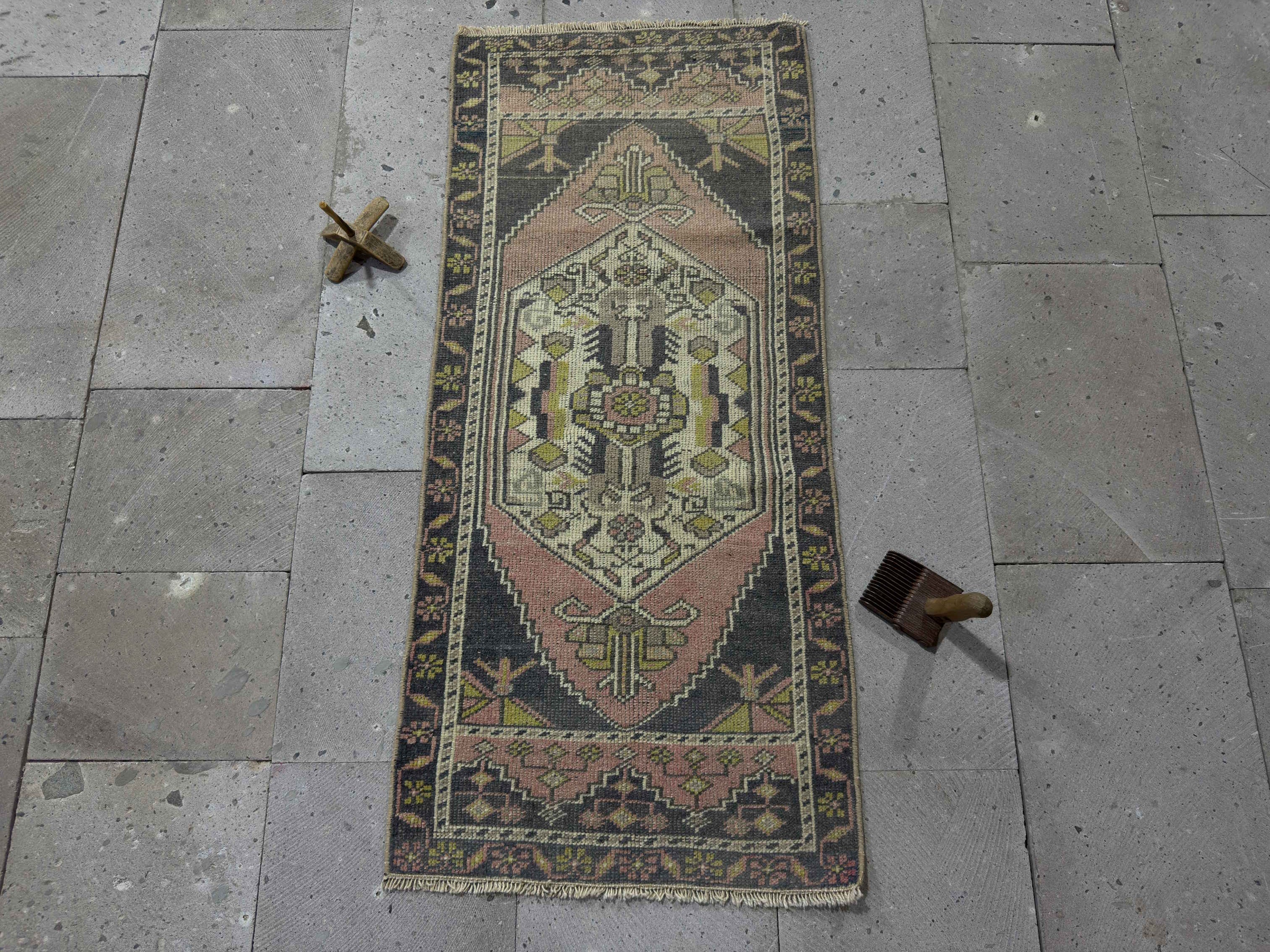 Zondra 1’10” x 4’