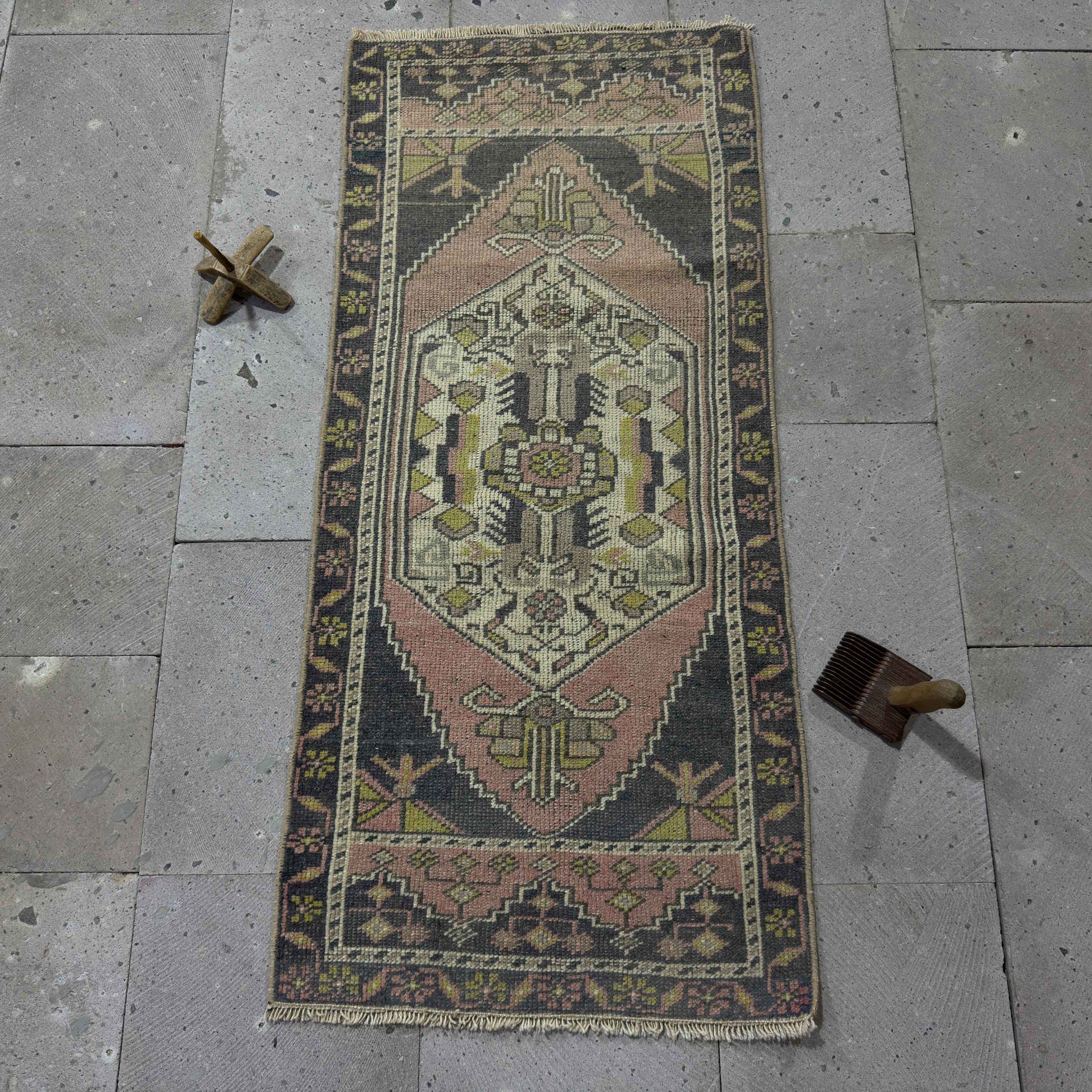 Zondra 1’10” x 4’
