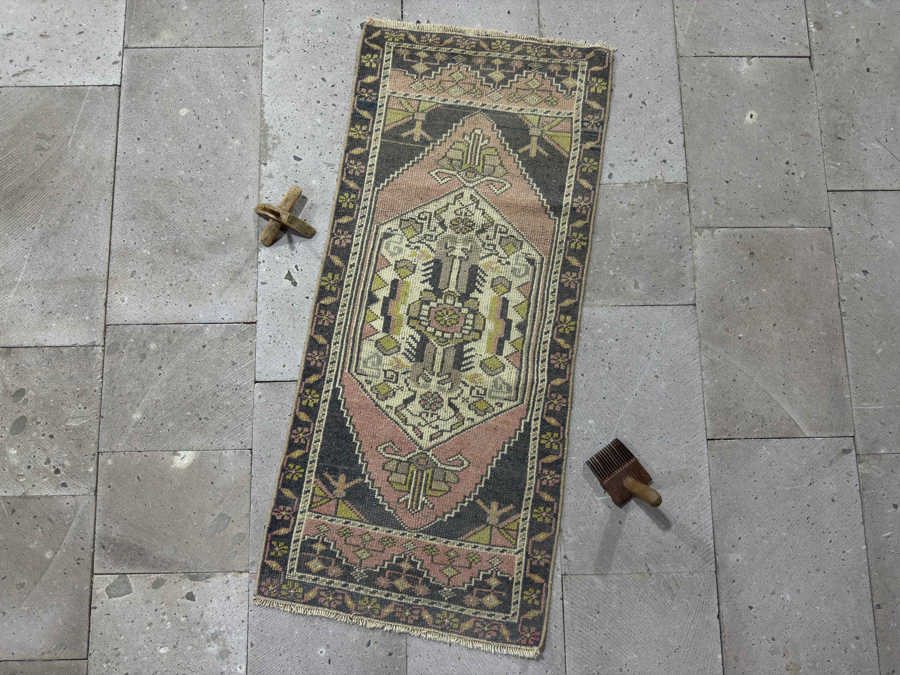 Zondra 1’10” x 4’