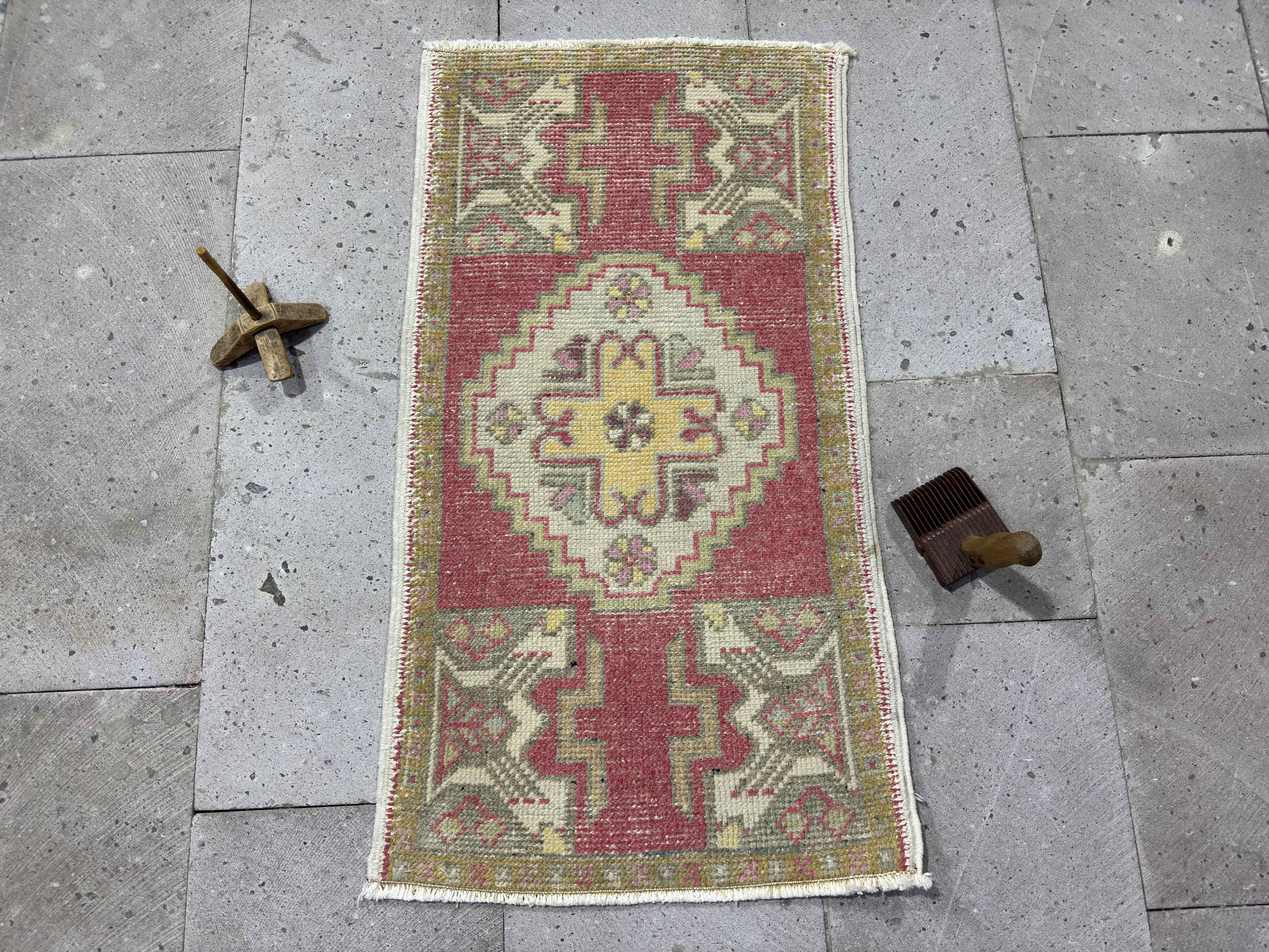 Zoya 1’7” x 3’1”