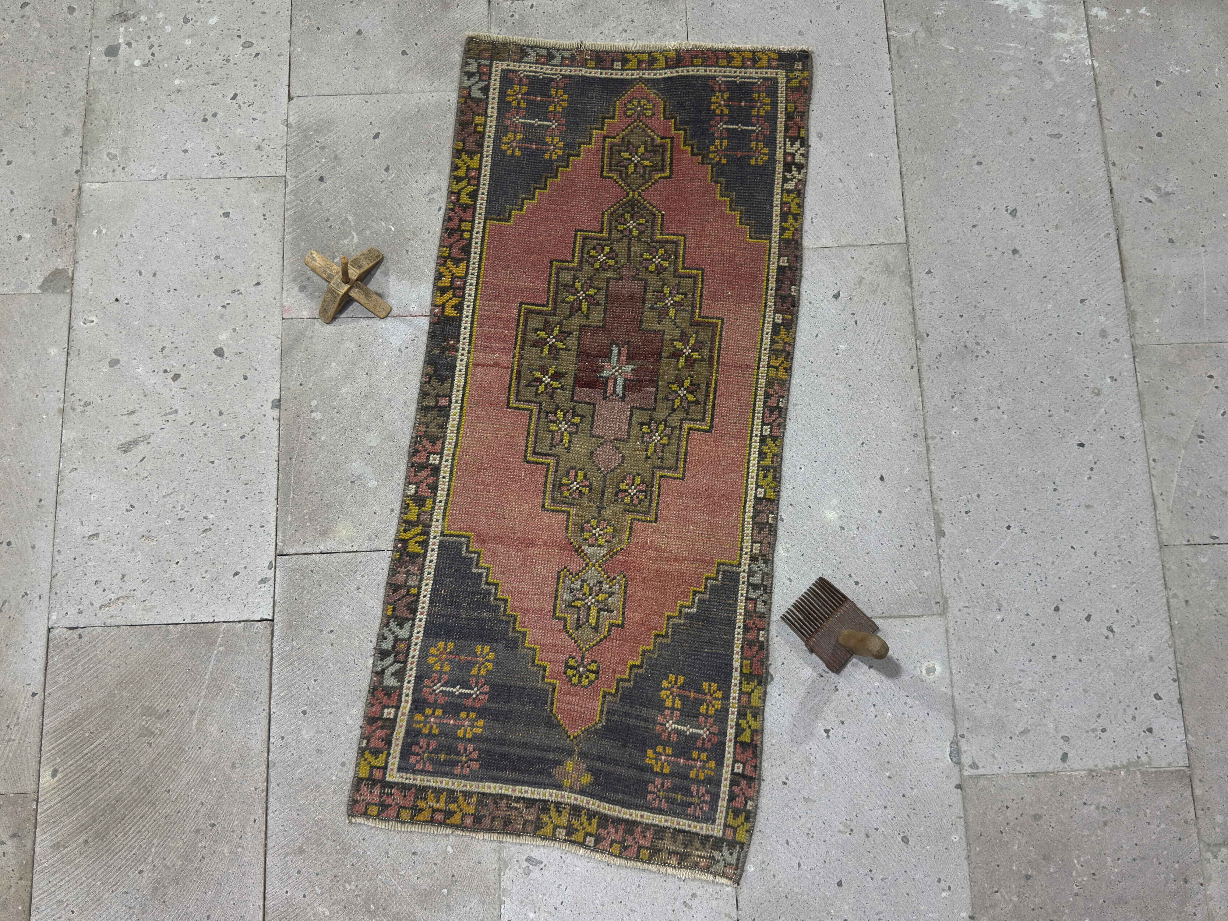 Shop Small Vintage Rugs (Up to 2x4) - Cozy & Elegant – Kirmen™
