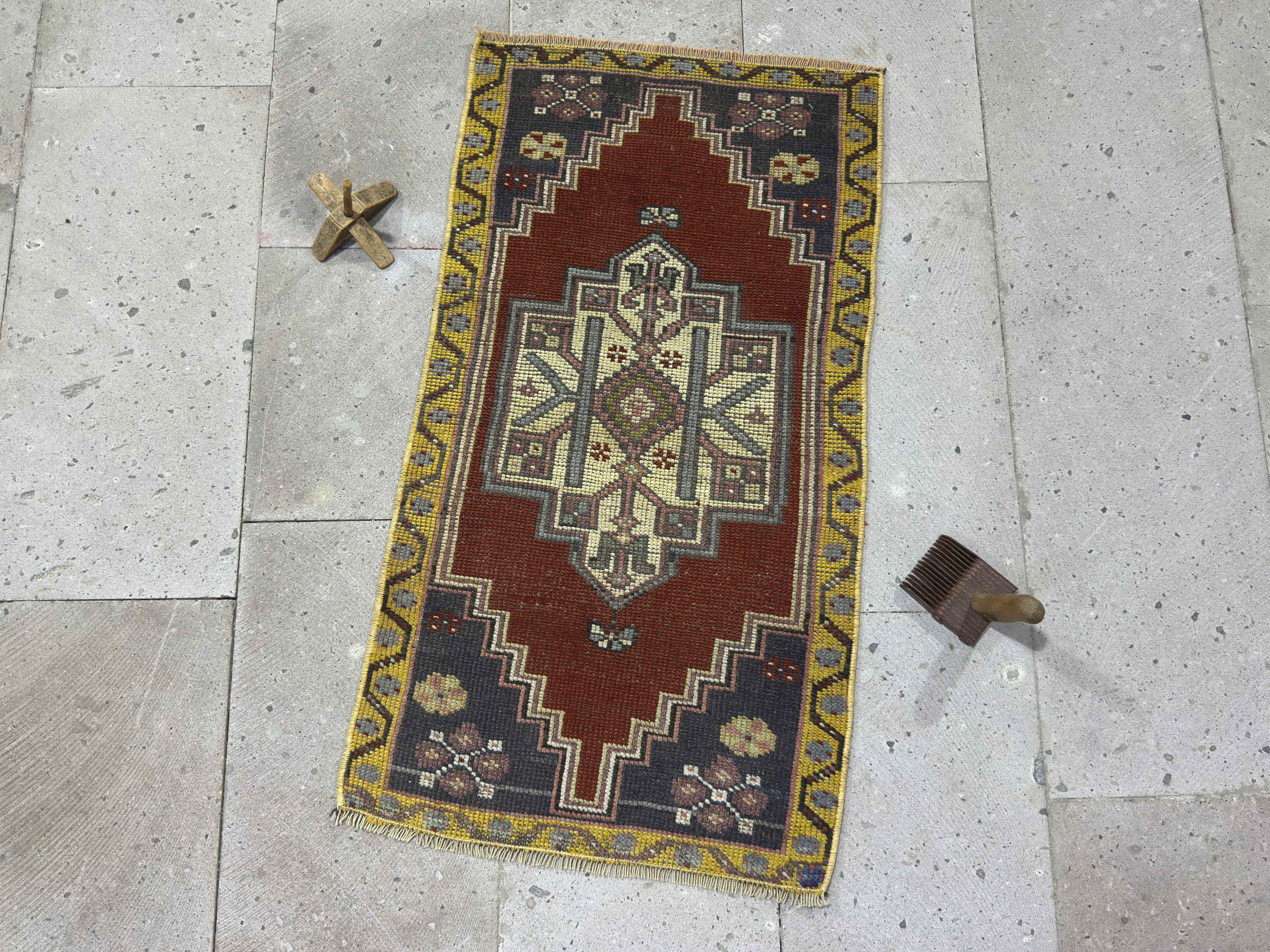 2' x 3' Vintage Small Rug, Red - Moira – Kirmen™