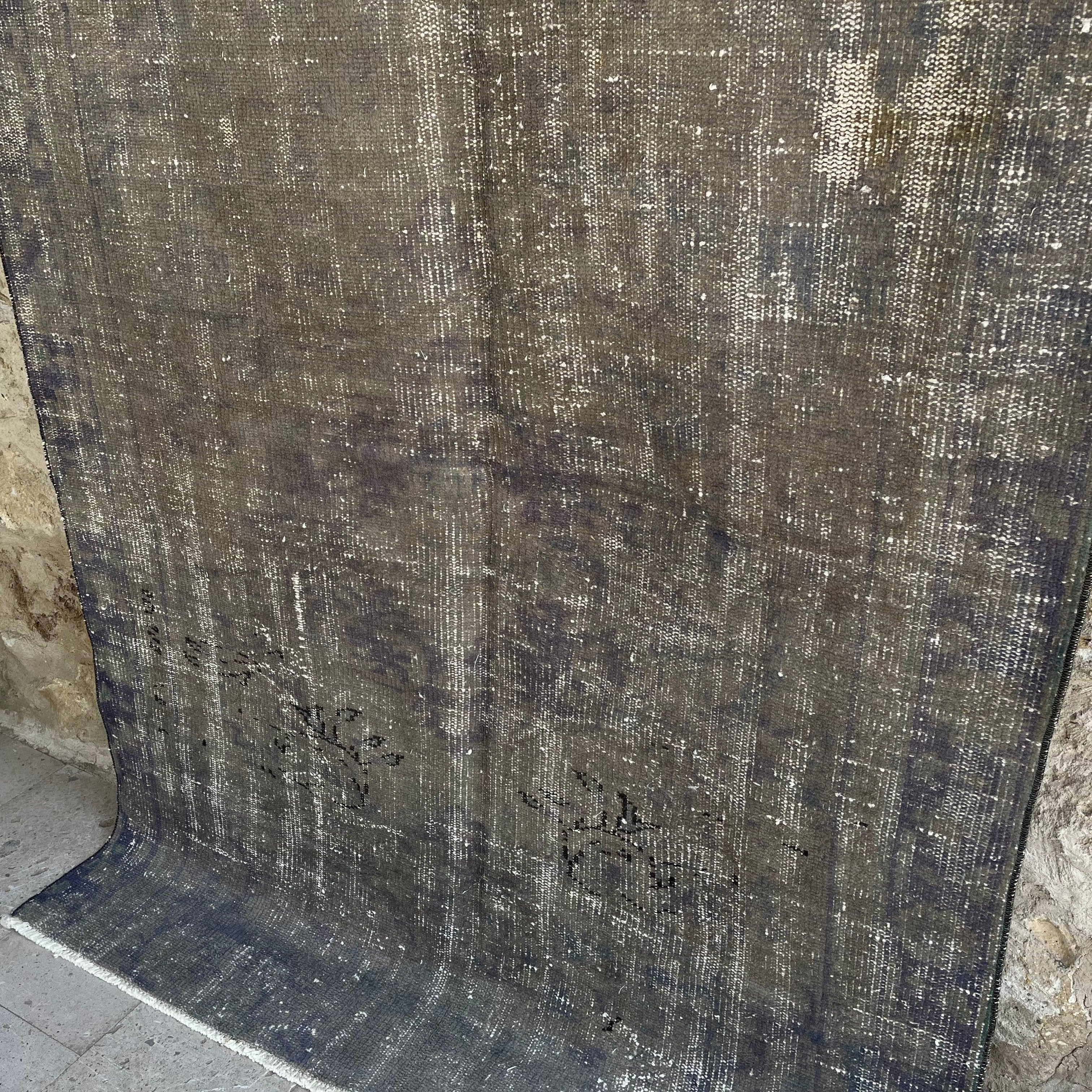 Aadam 4'10'' x 7'3''