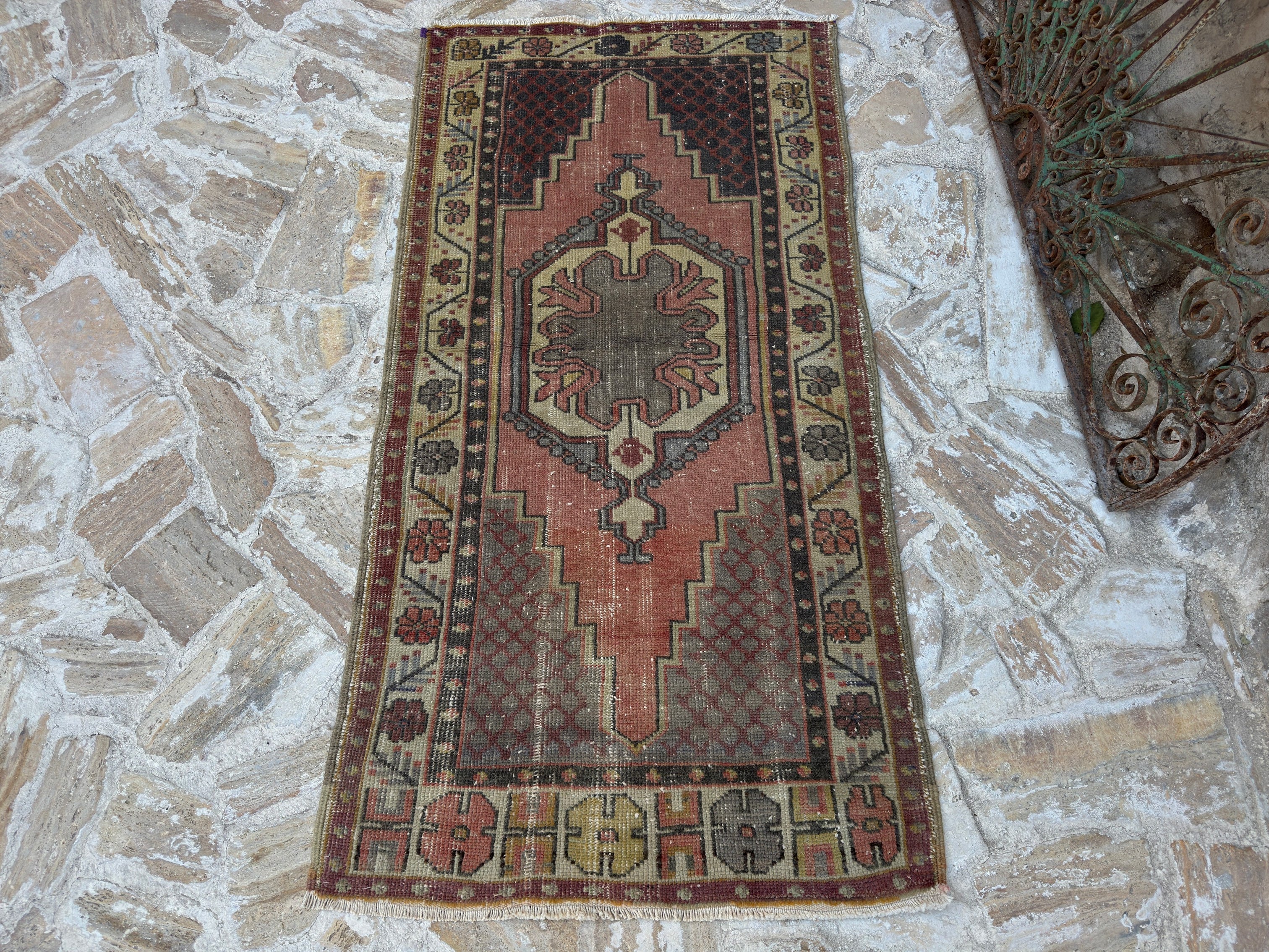 Aamina 2'10" x 5'7"