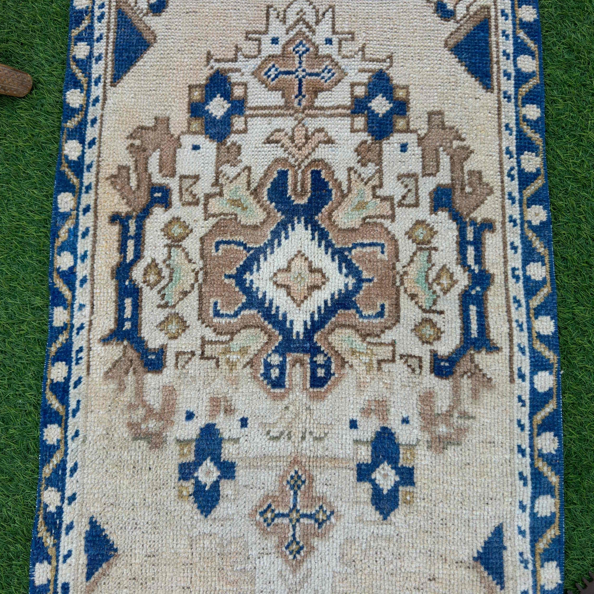Ahyan 1'9'' x 3'8''