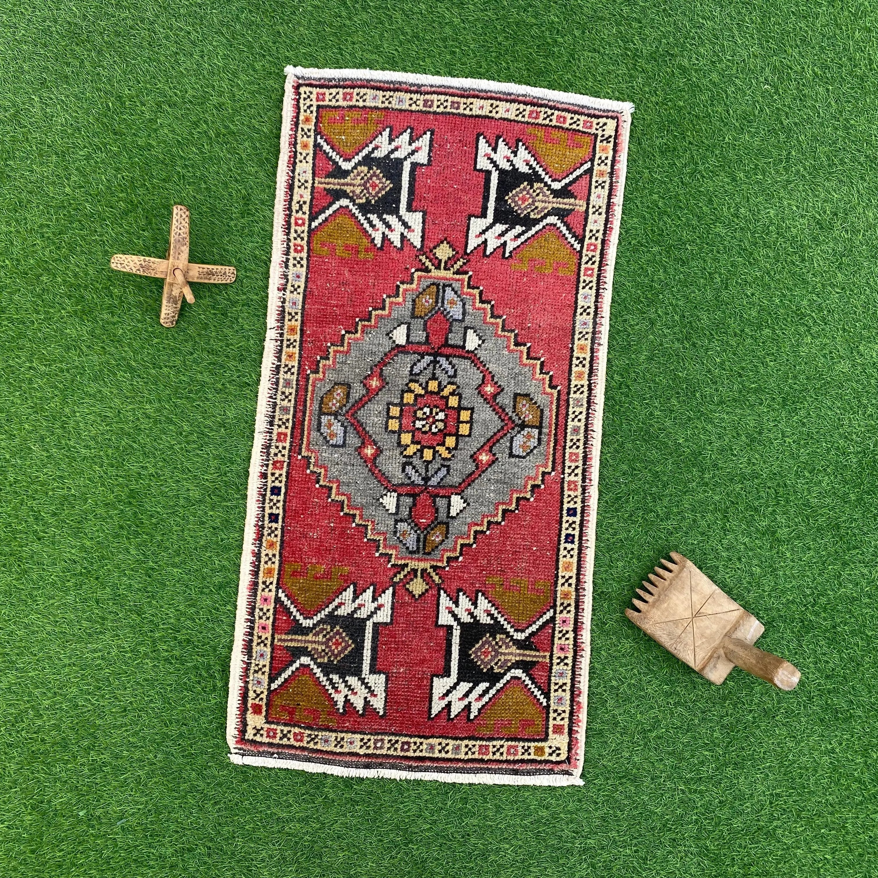 Aqsa 1'9'' x 3'2''