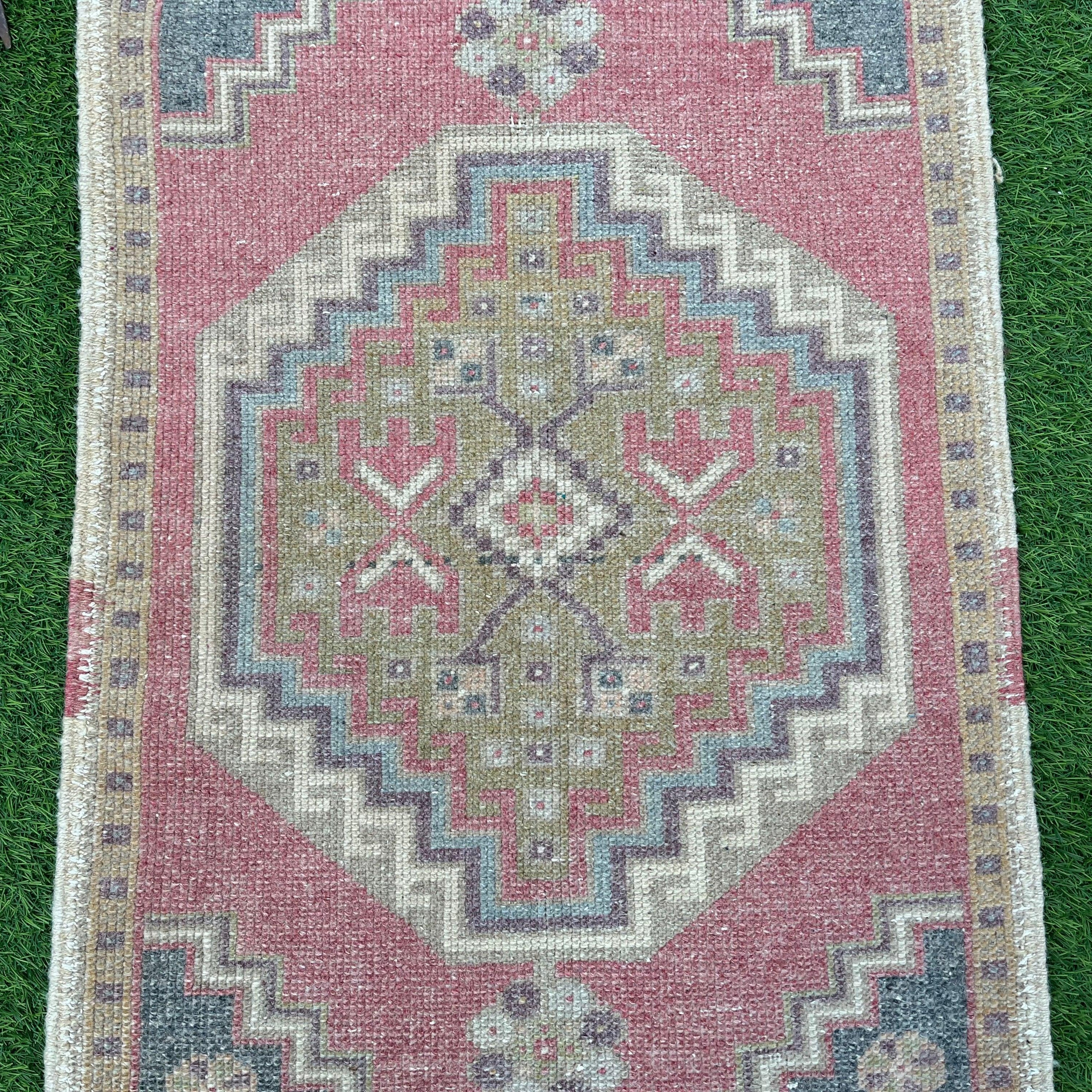 Ashby 1'10'' x 3'5''
