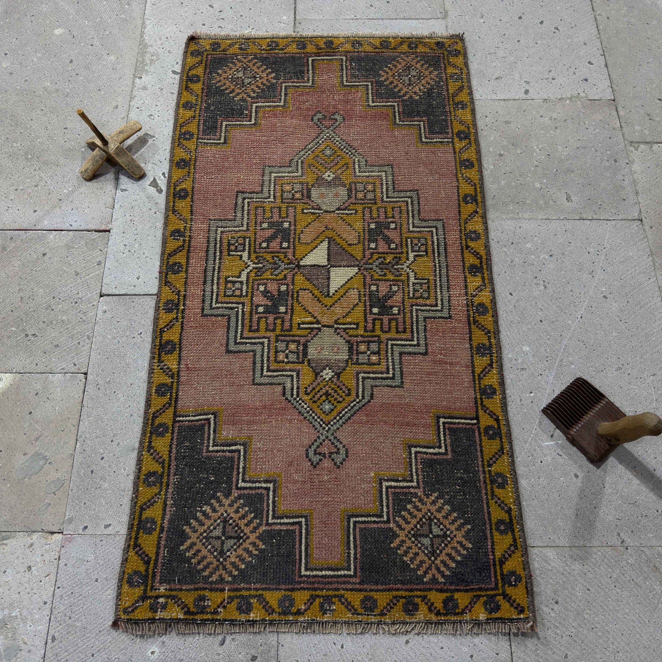 Auria 1’9” x 3’5”
