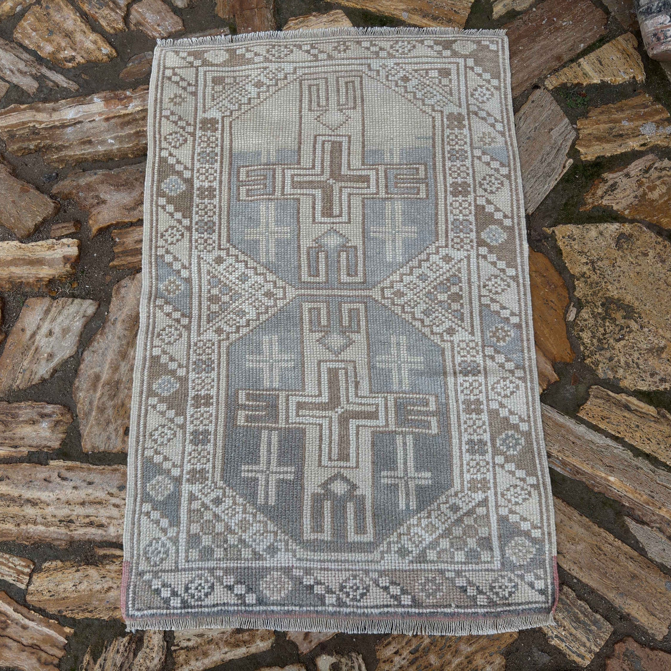Ayan 2'5" x 3'8"
