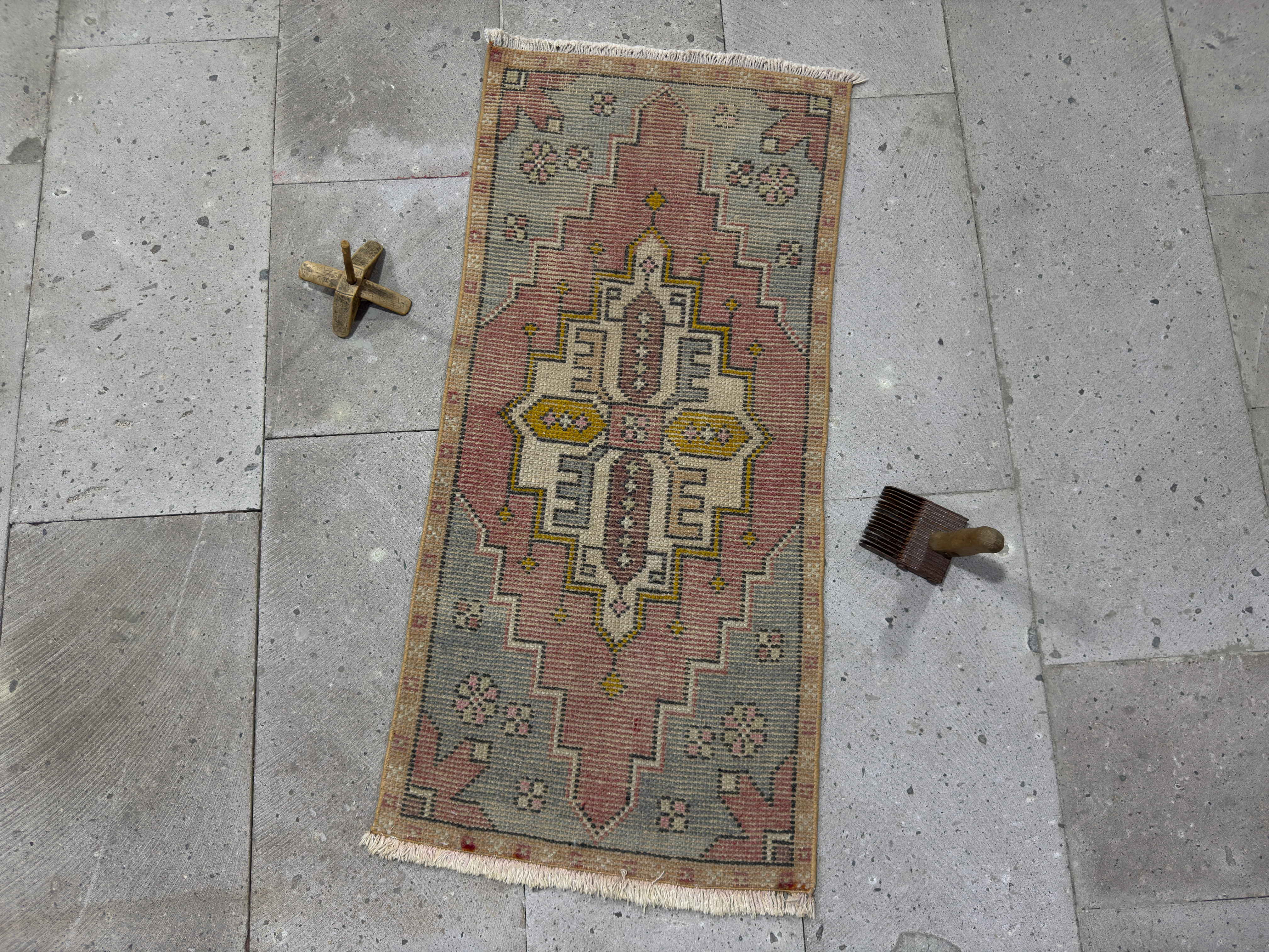 2' x 3' Vintage Area Rug, Red - Calla – Kirmen™