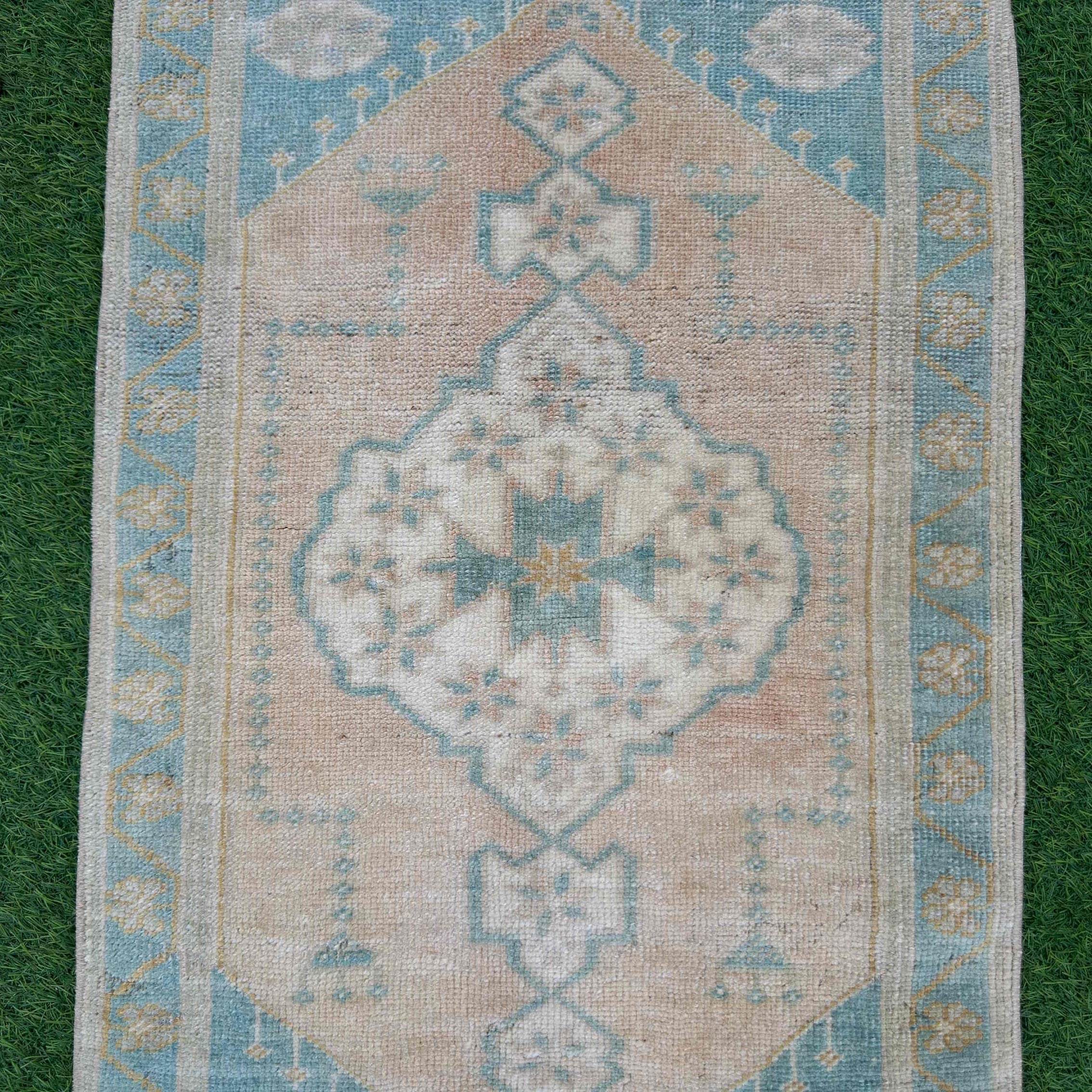 Caspar 1'9'' x 3'5''