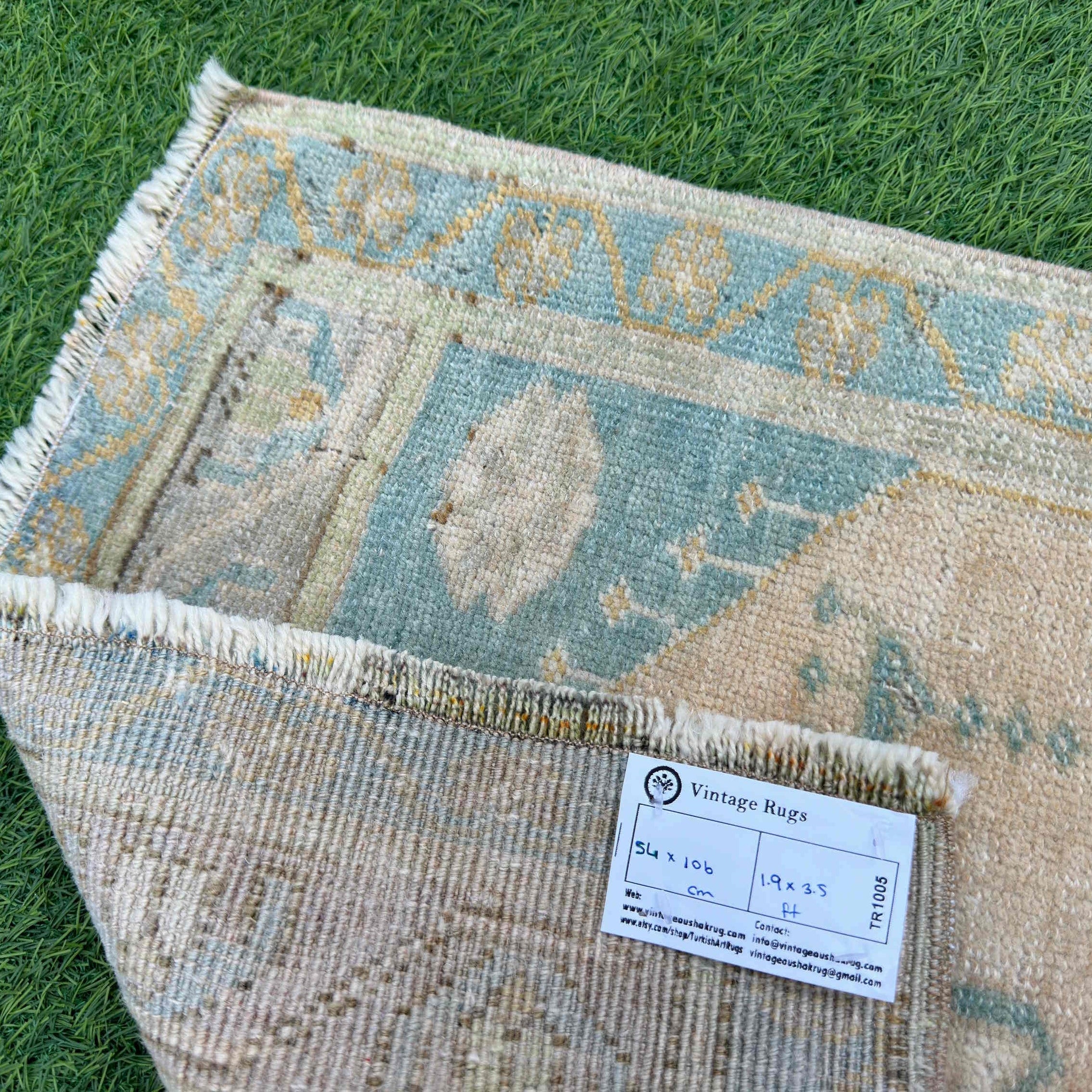 Caspar 1'9'' x 3'5''