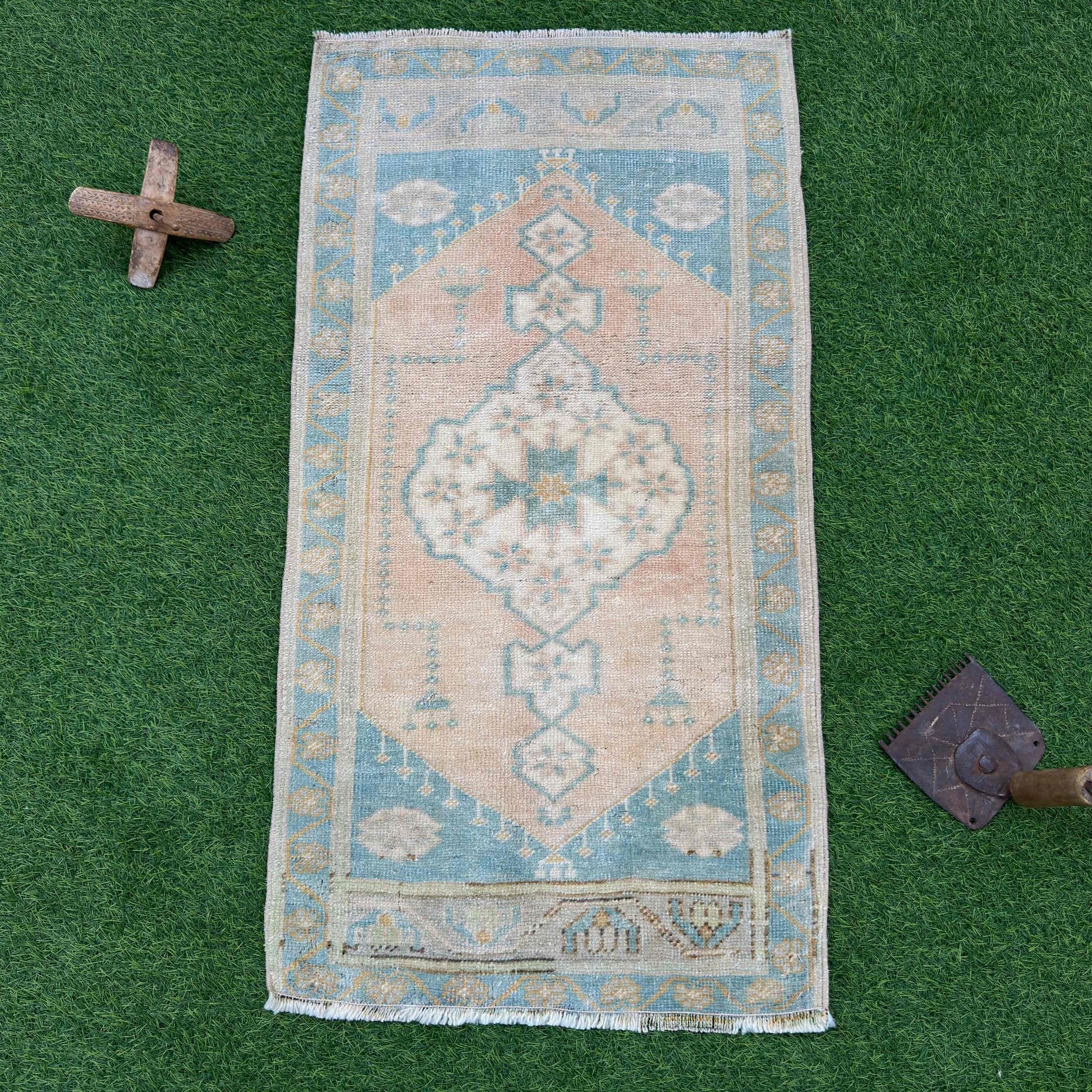 Caspar 1'9'' x 3'5''