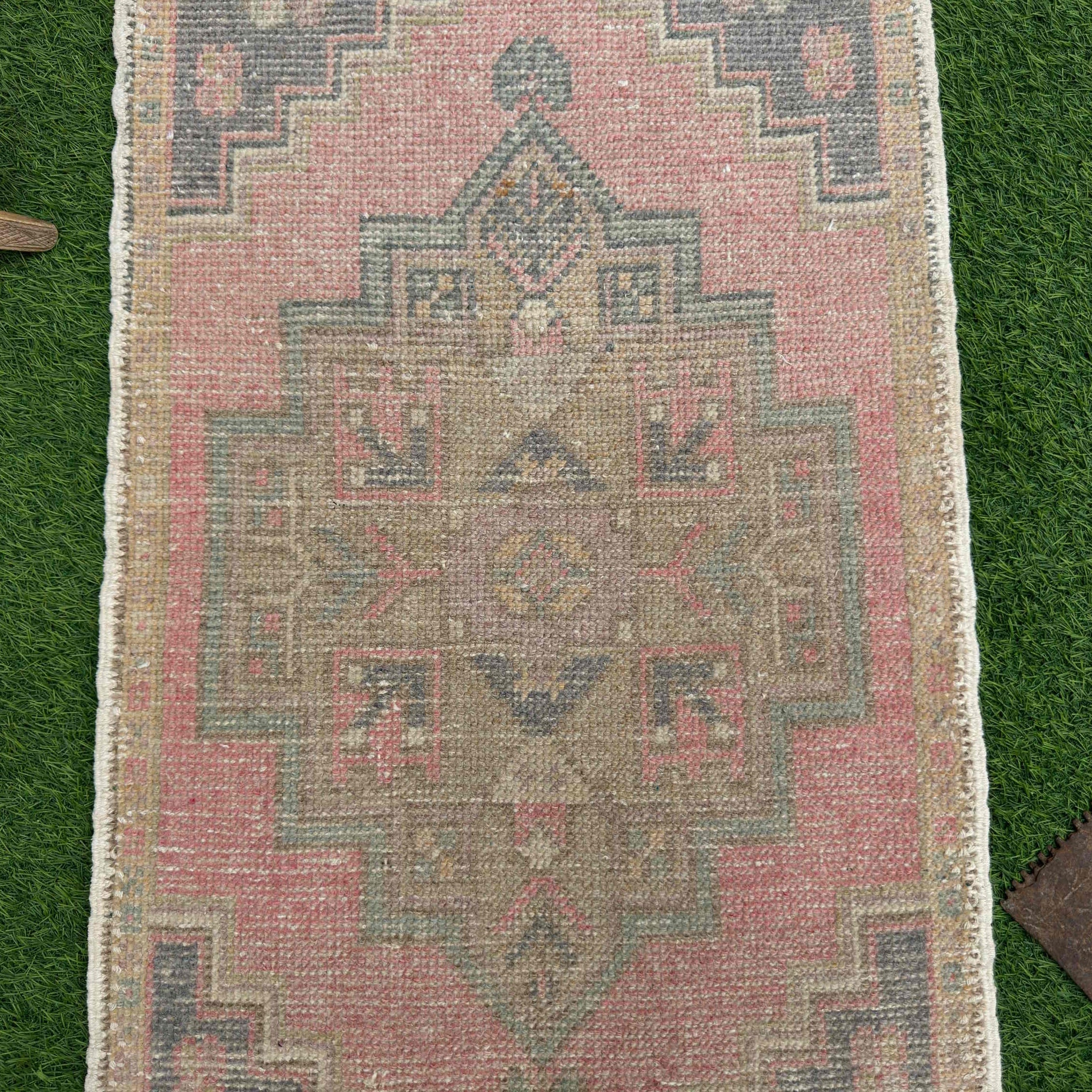 Colton 1'8'' x 3'
