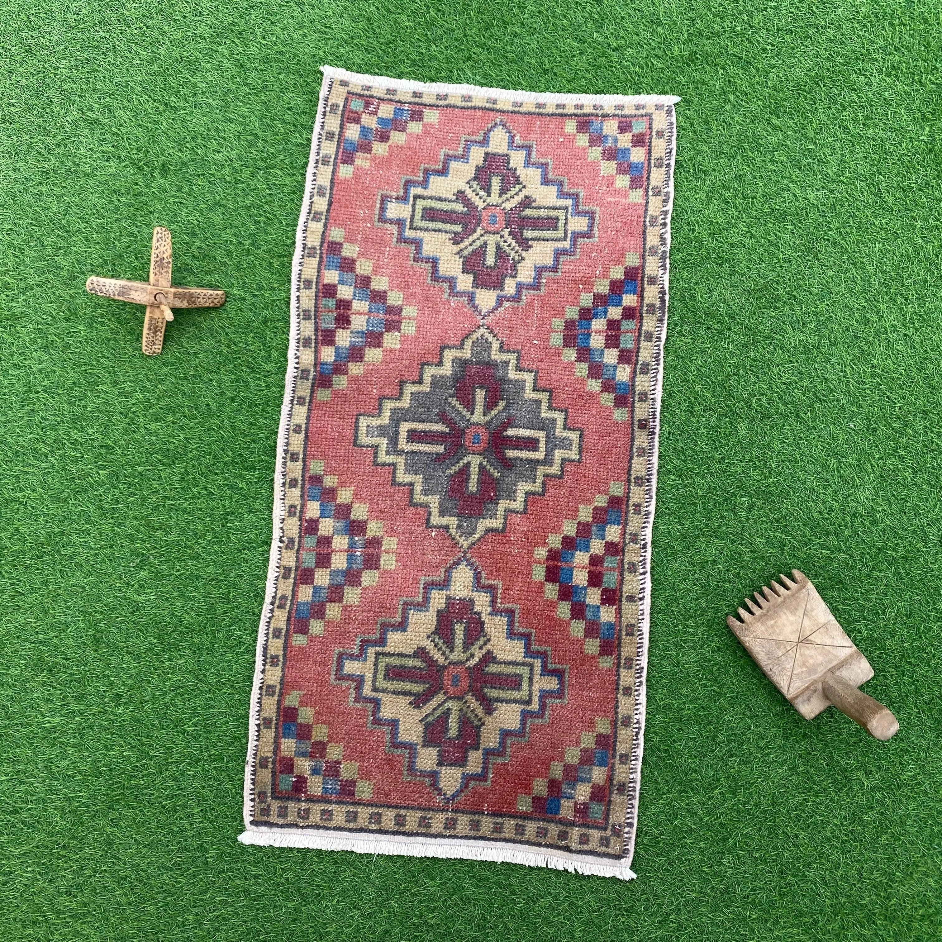 Darcie 1'8'' x 3'4''