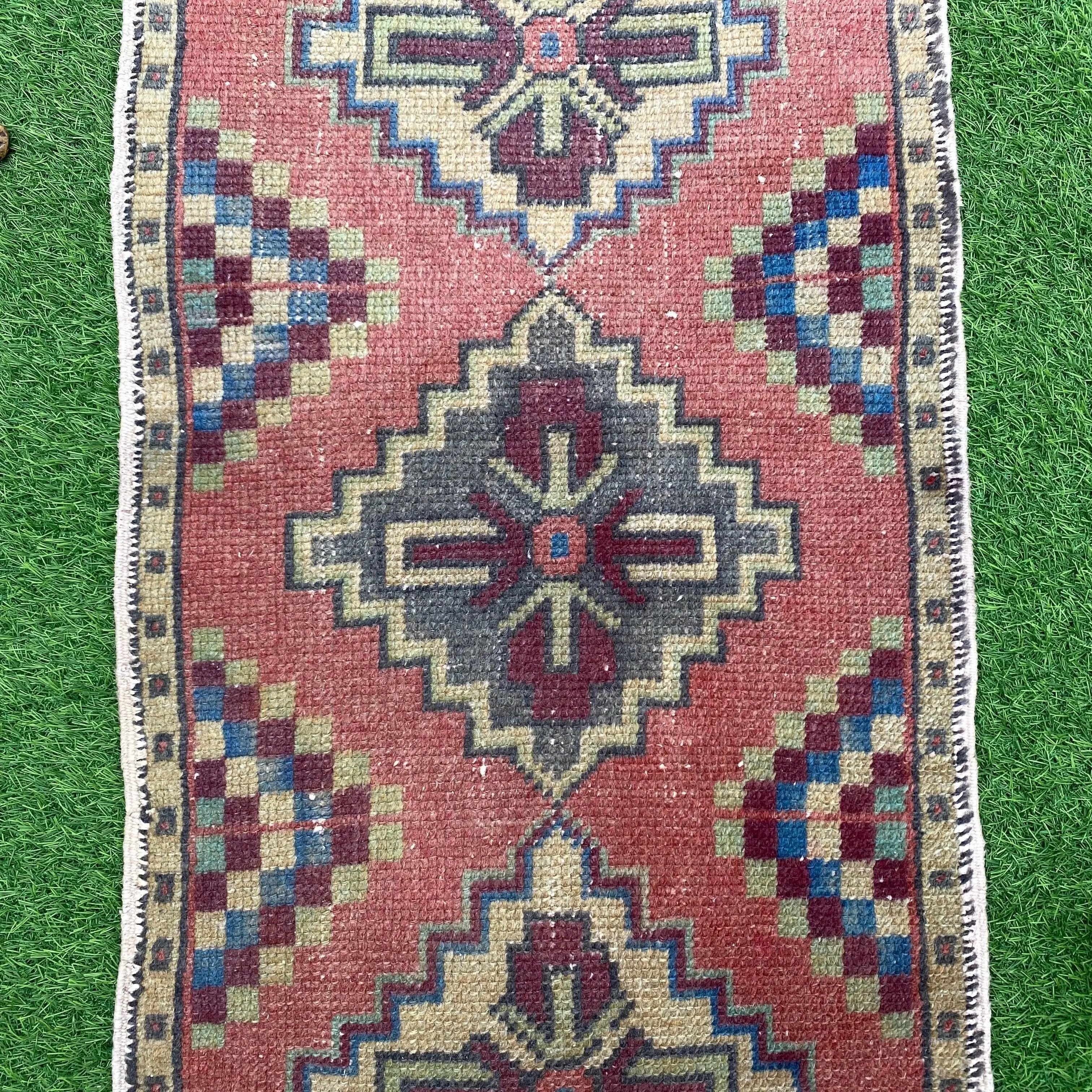 Darcie 1'8'' x 3'4''