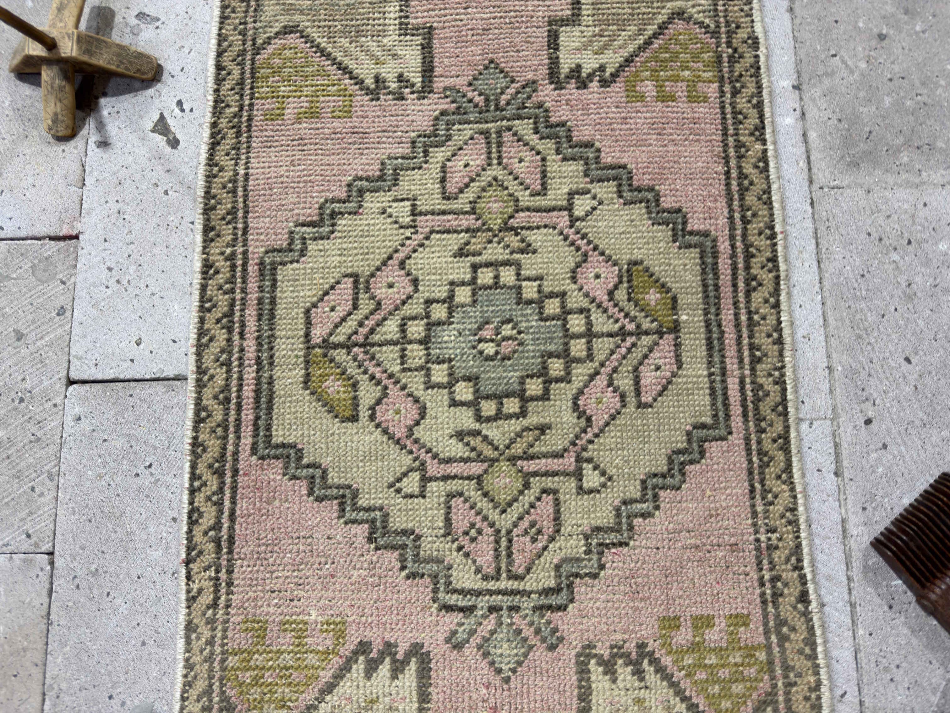 Deana 1'6" x 3'1"