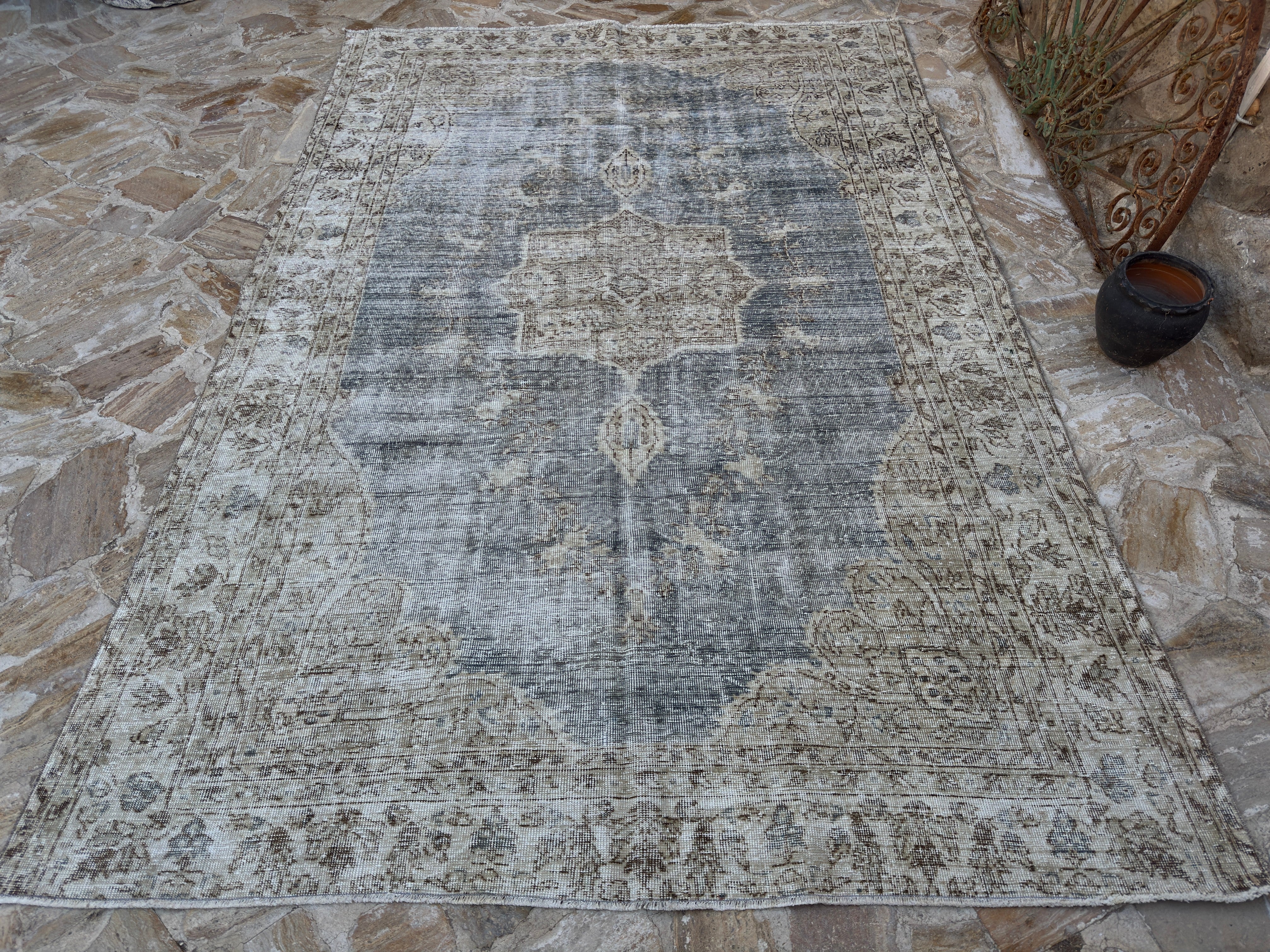 Delinda 6’8” x 9’8”