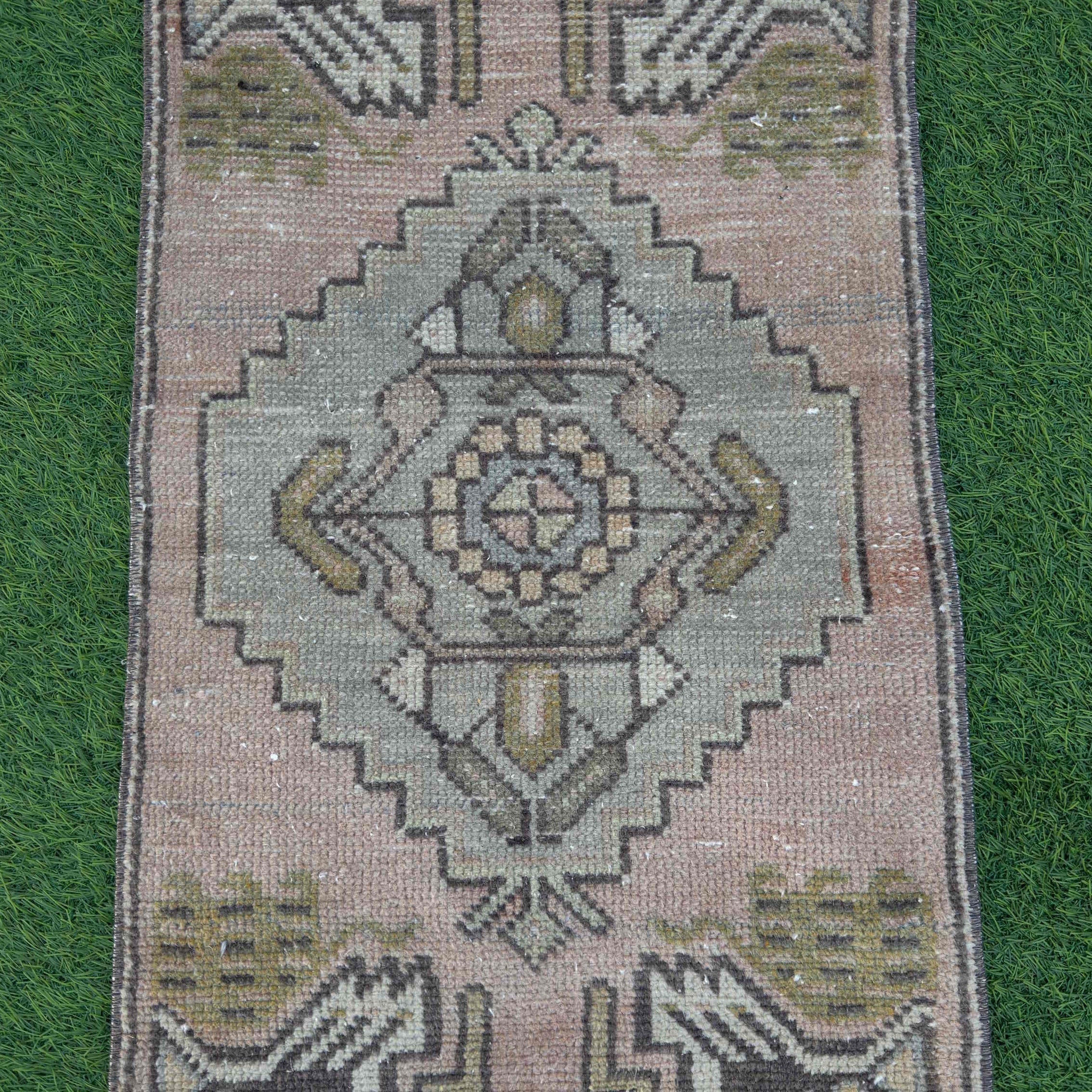 Dewi 1'3" x 3'