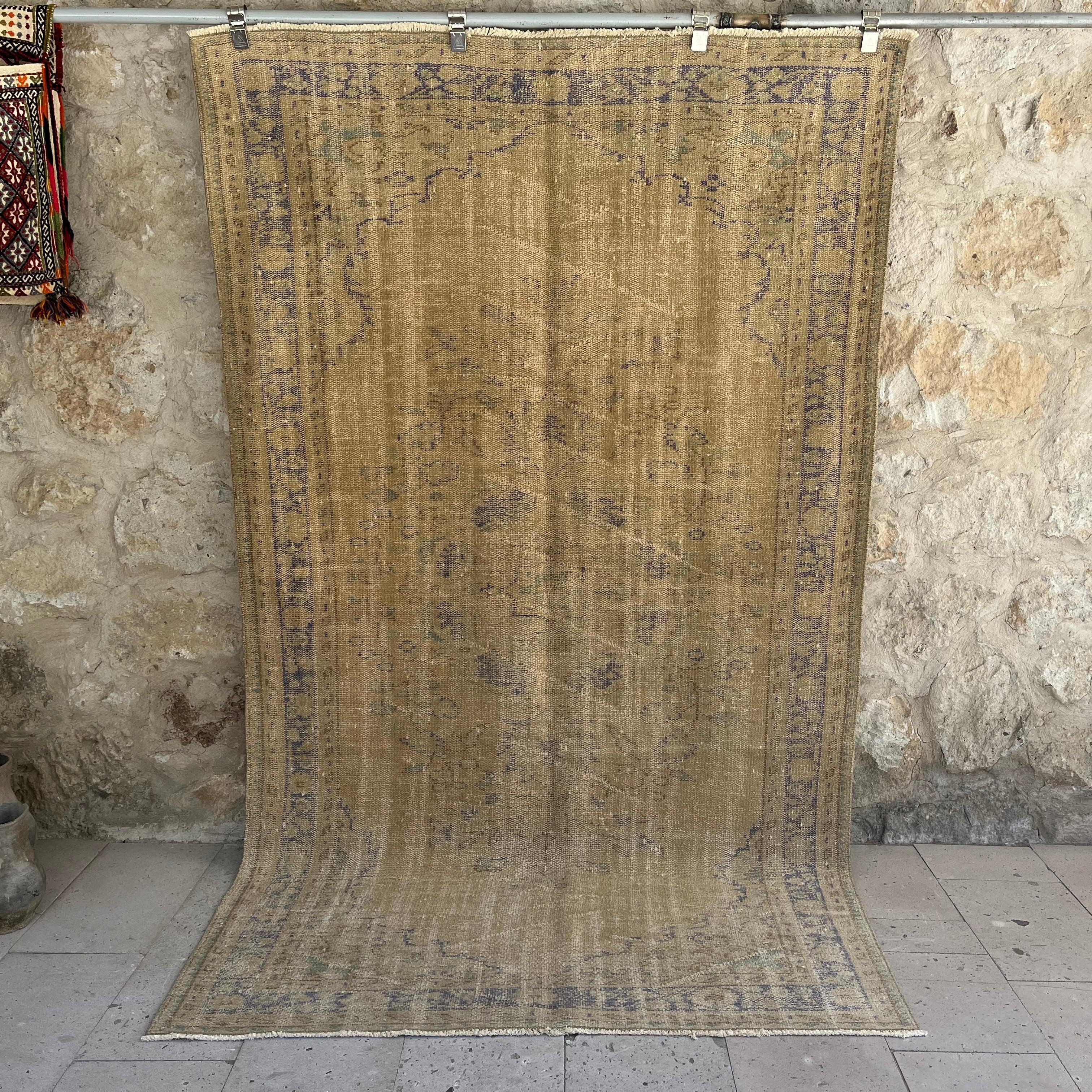Dottie 5' x 8'9''