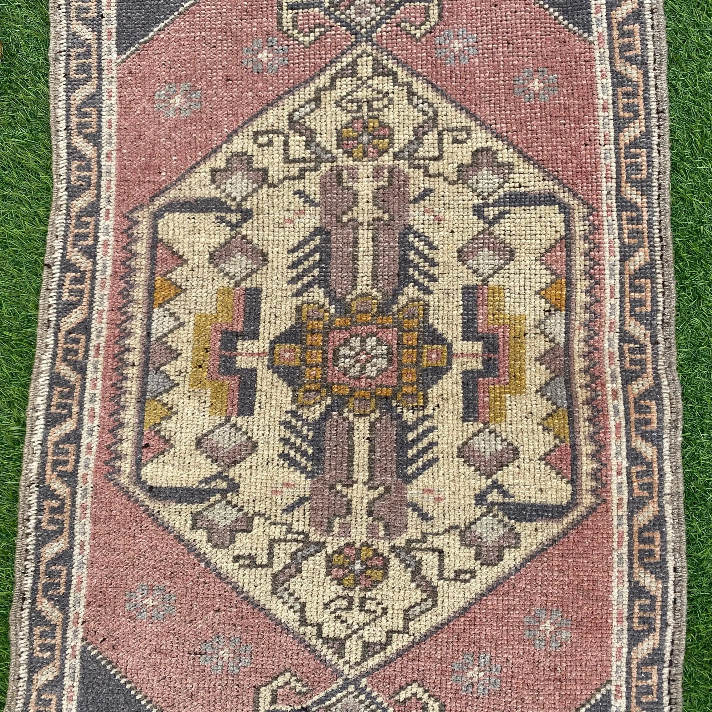 Emanuel 1'10'' x 3'8''
