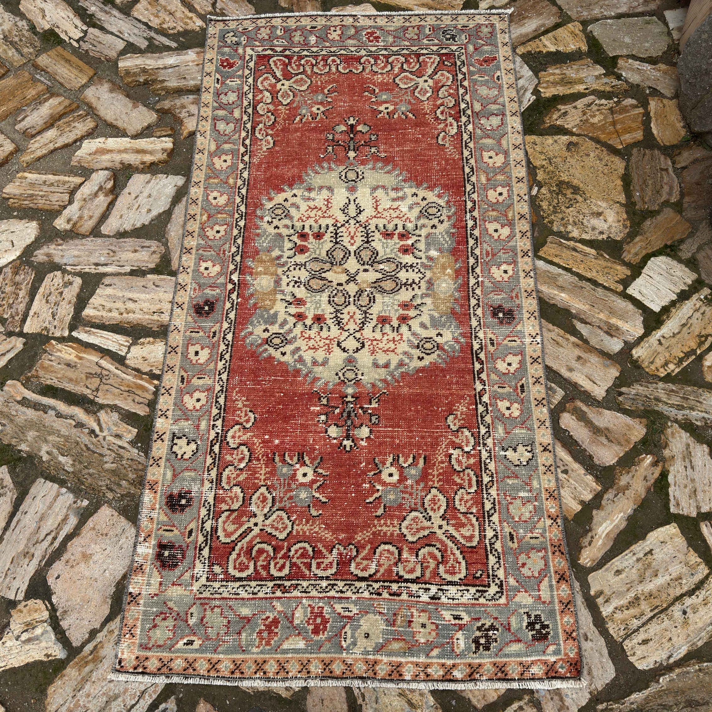 Embry 2'10" x 5'8"