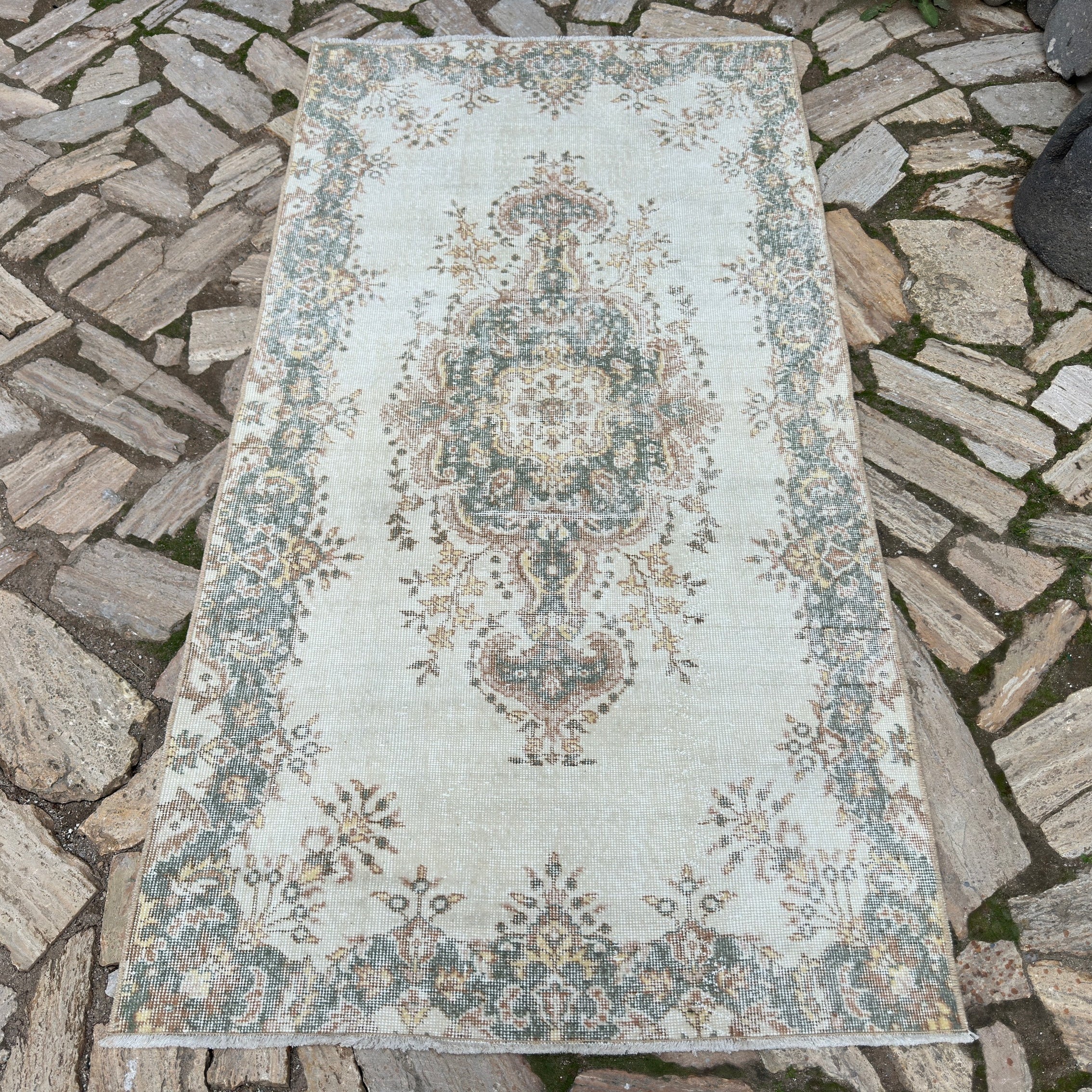 Enya 3'8'' x 7'