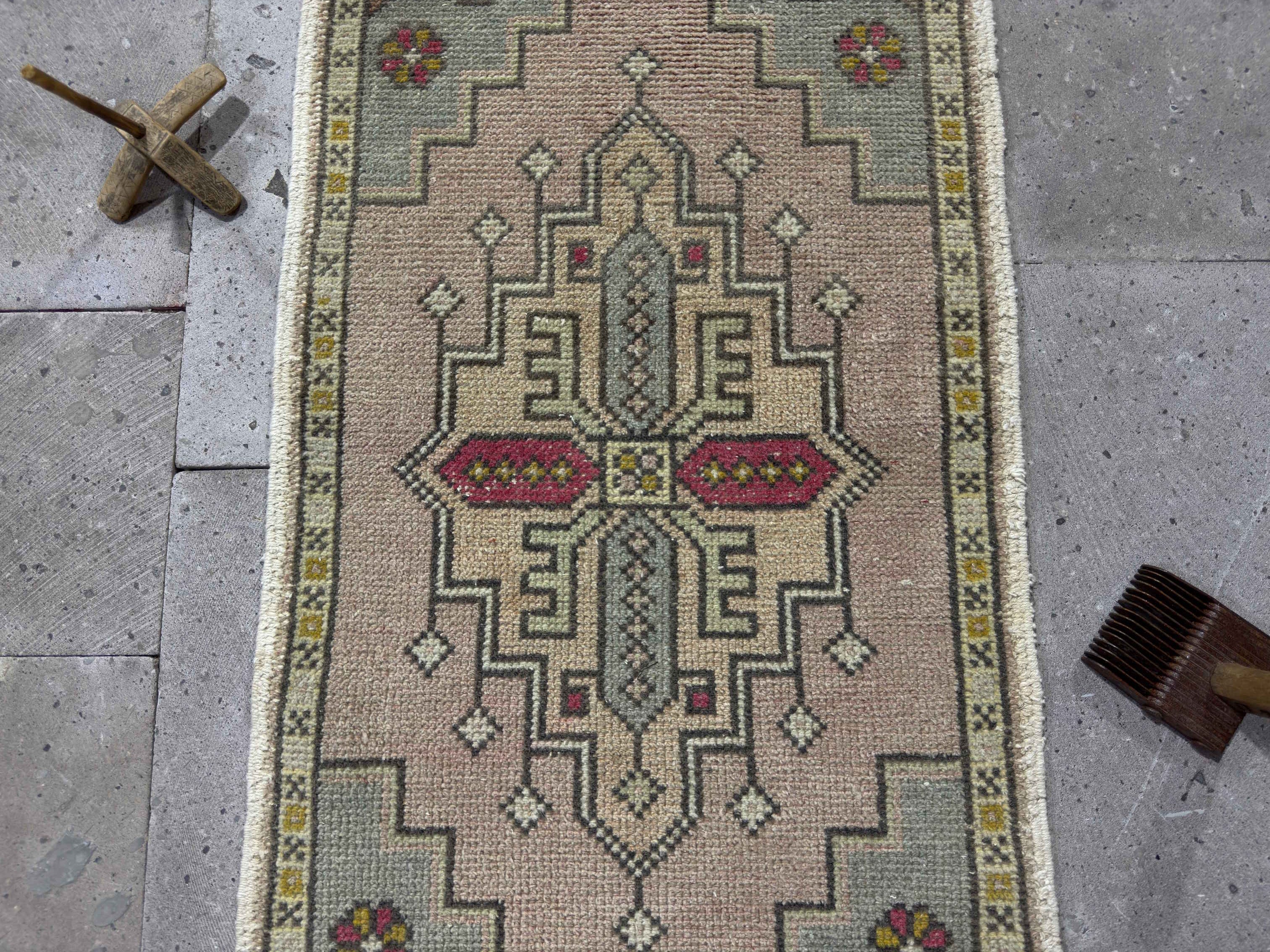 Fanni 1'10" x 3'4"