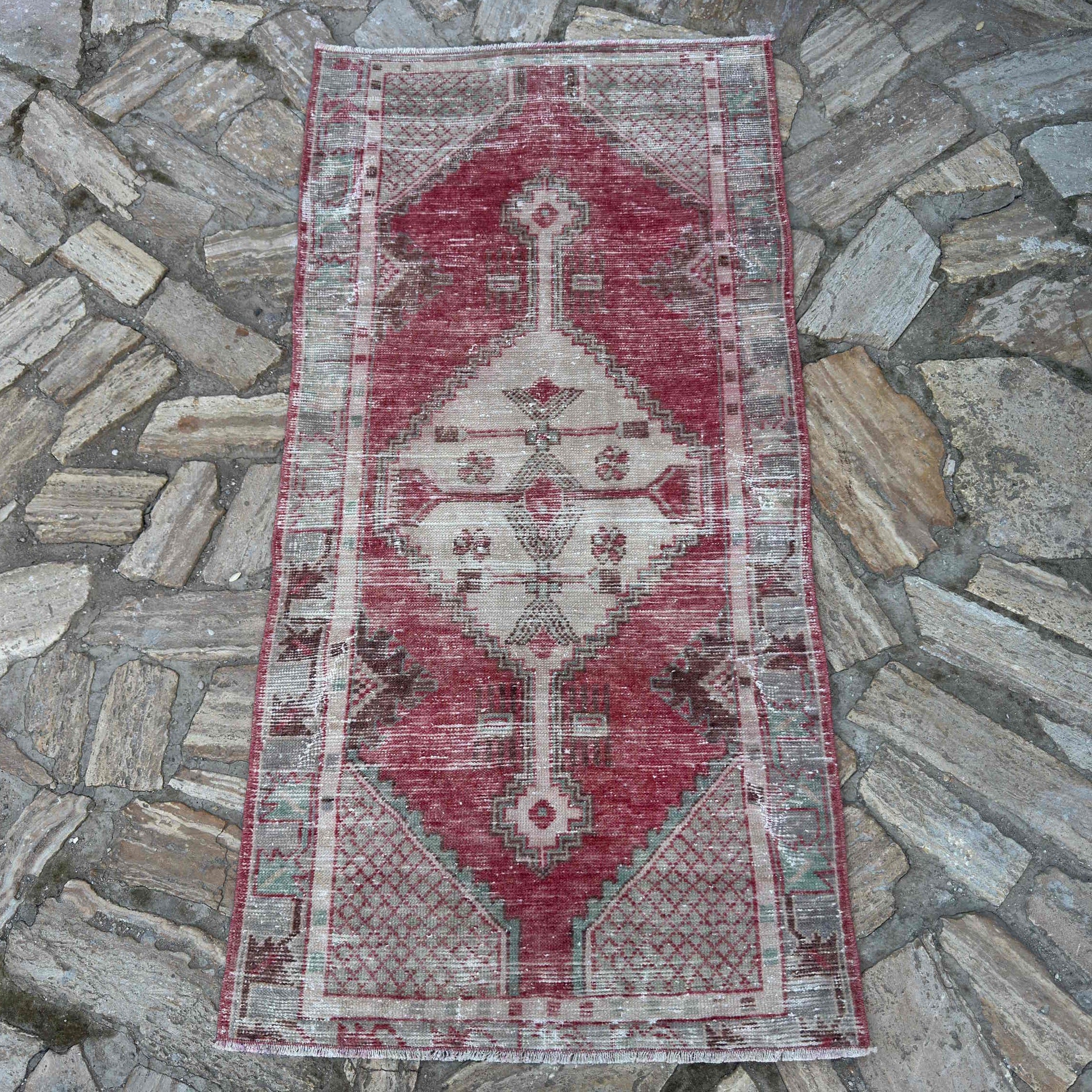 Godiva 2'7'' x 5'2''