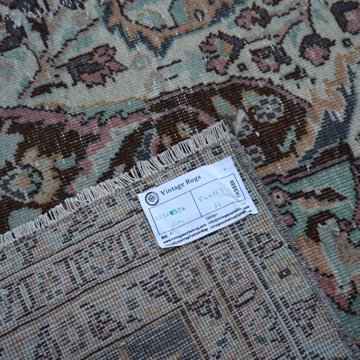 Additional view of the pink hand-knotted persian rug in wool and cotton.