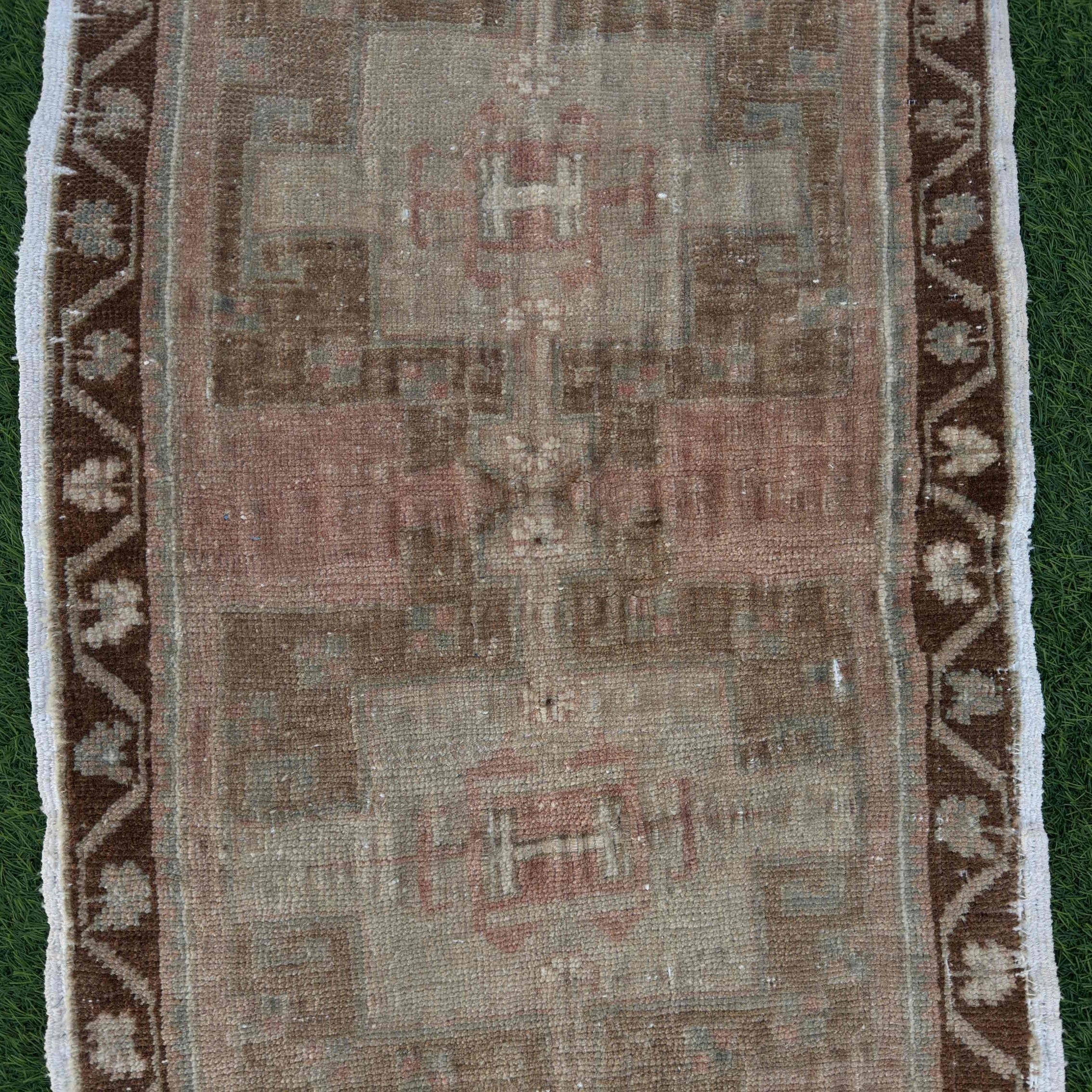 Hasan 1'8" x 2'10"