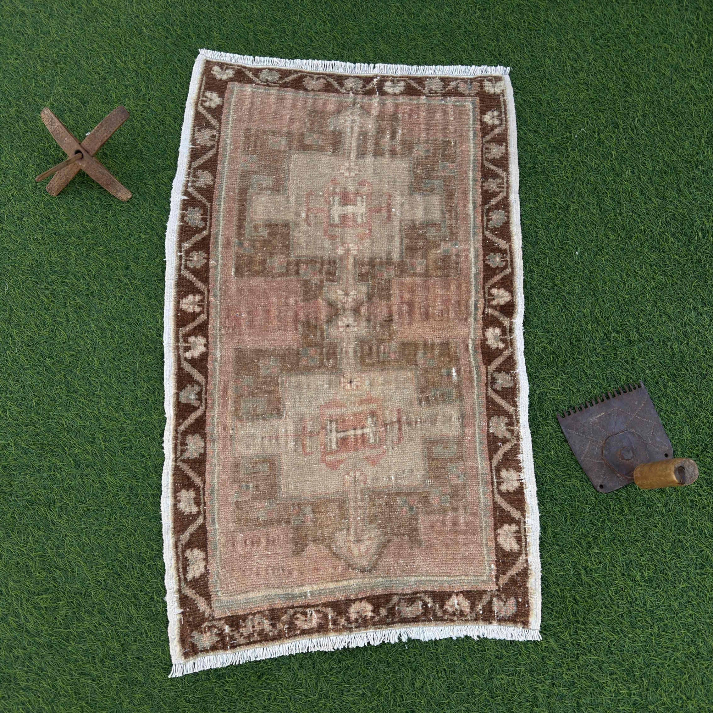 Hasan 1'8" x 2'10"