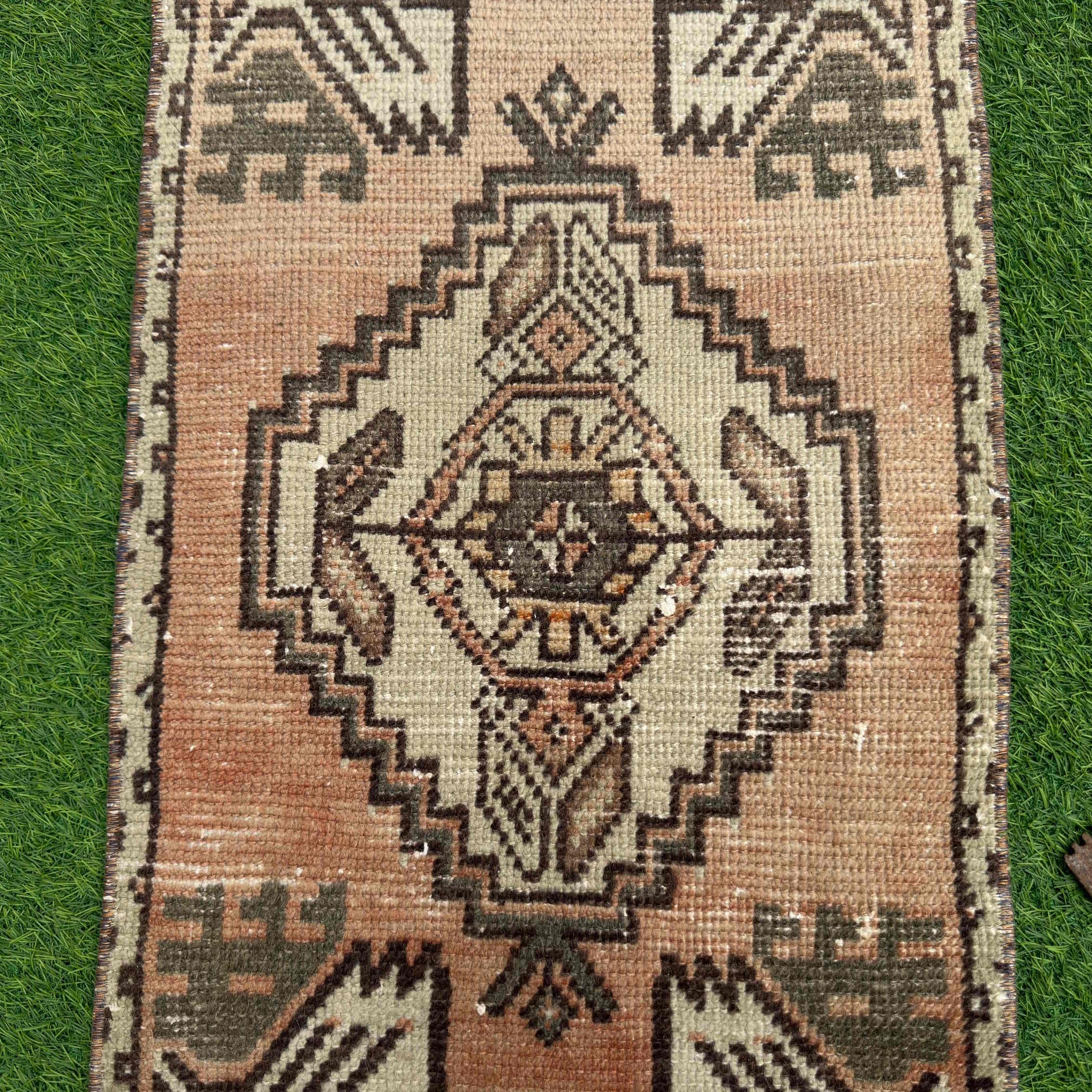 Hattie 1'6'' x 3'1''
