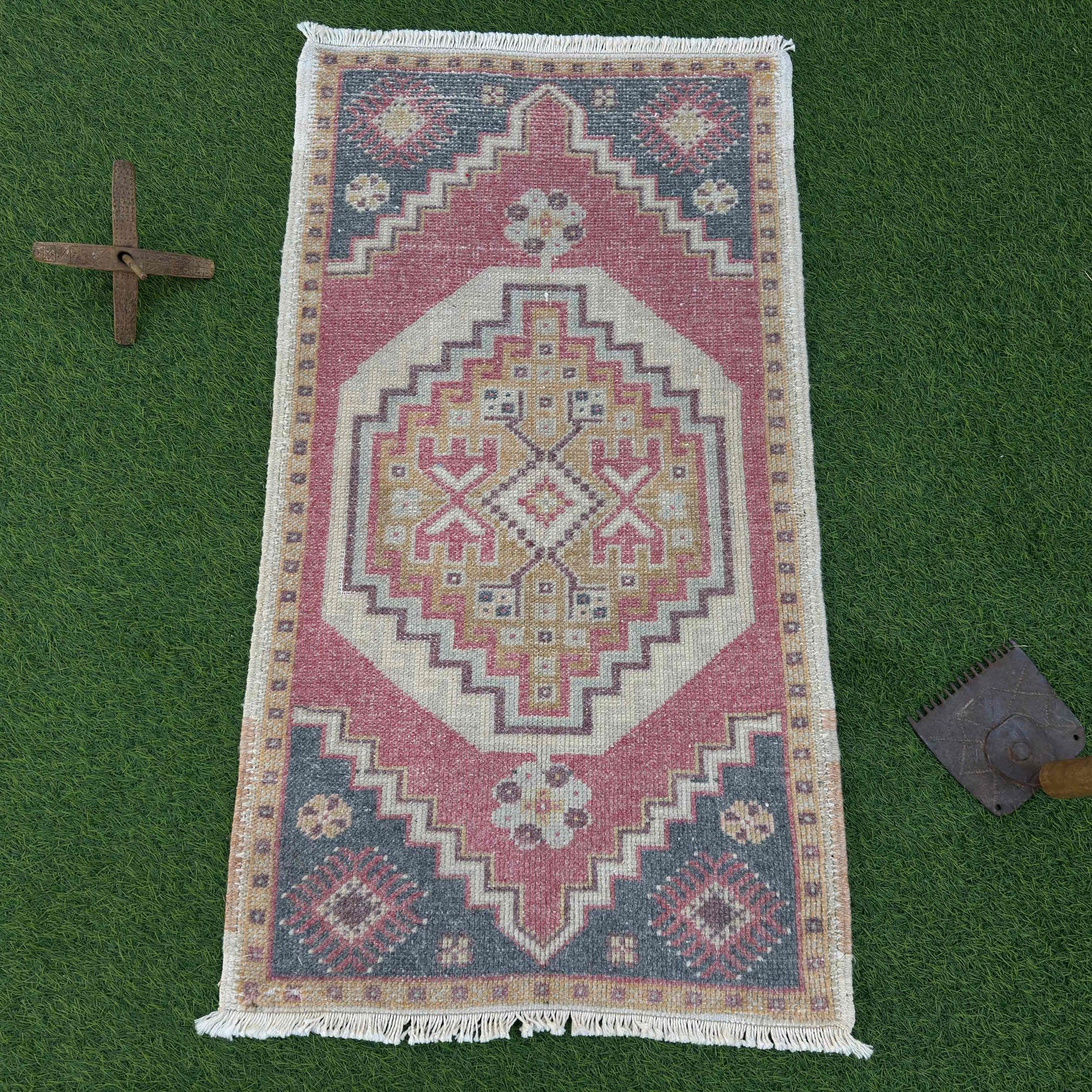 Huda 1'10" x 3'4"
