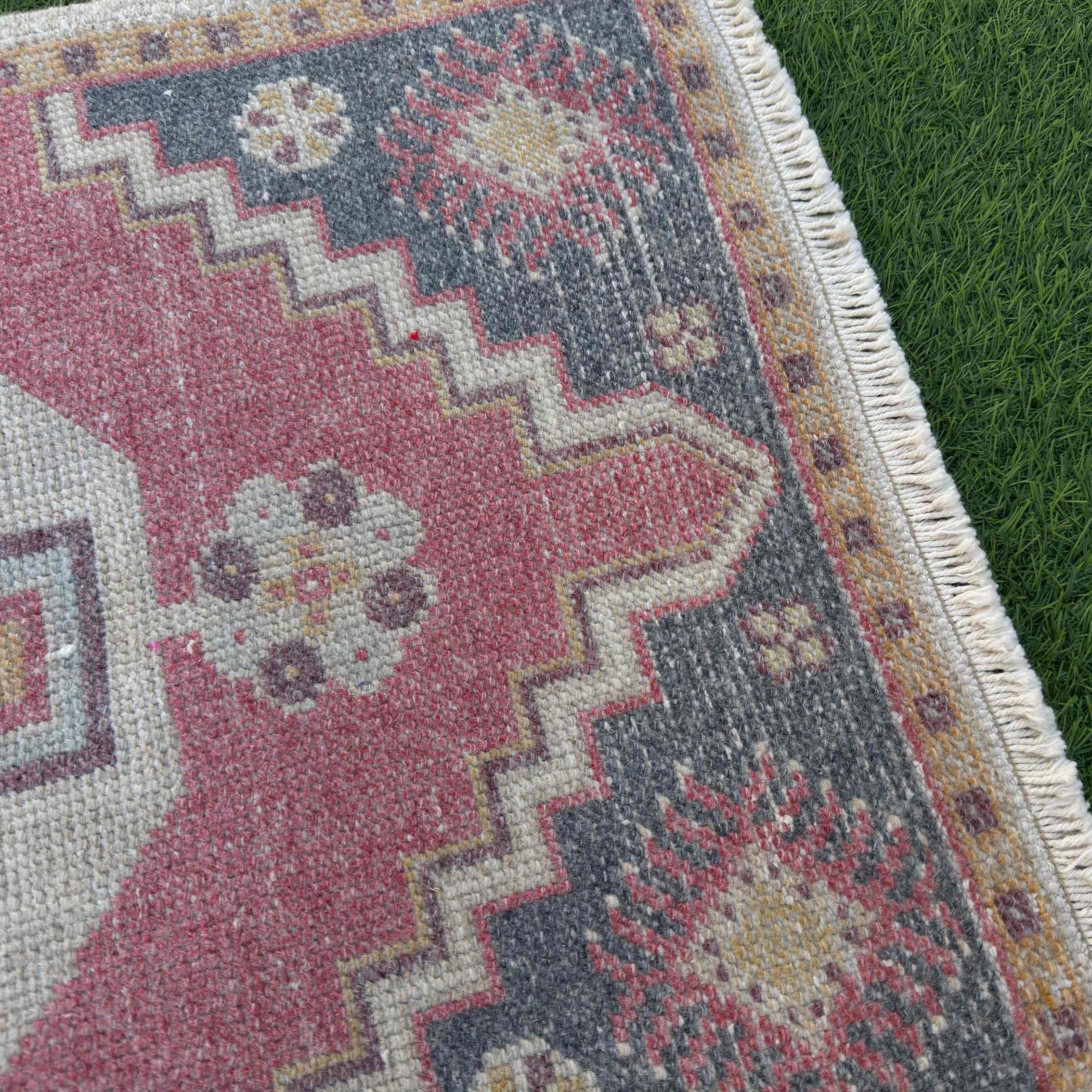 Huda 1'10" x 3'4"