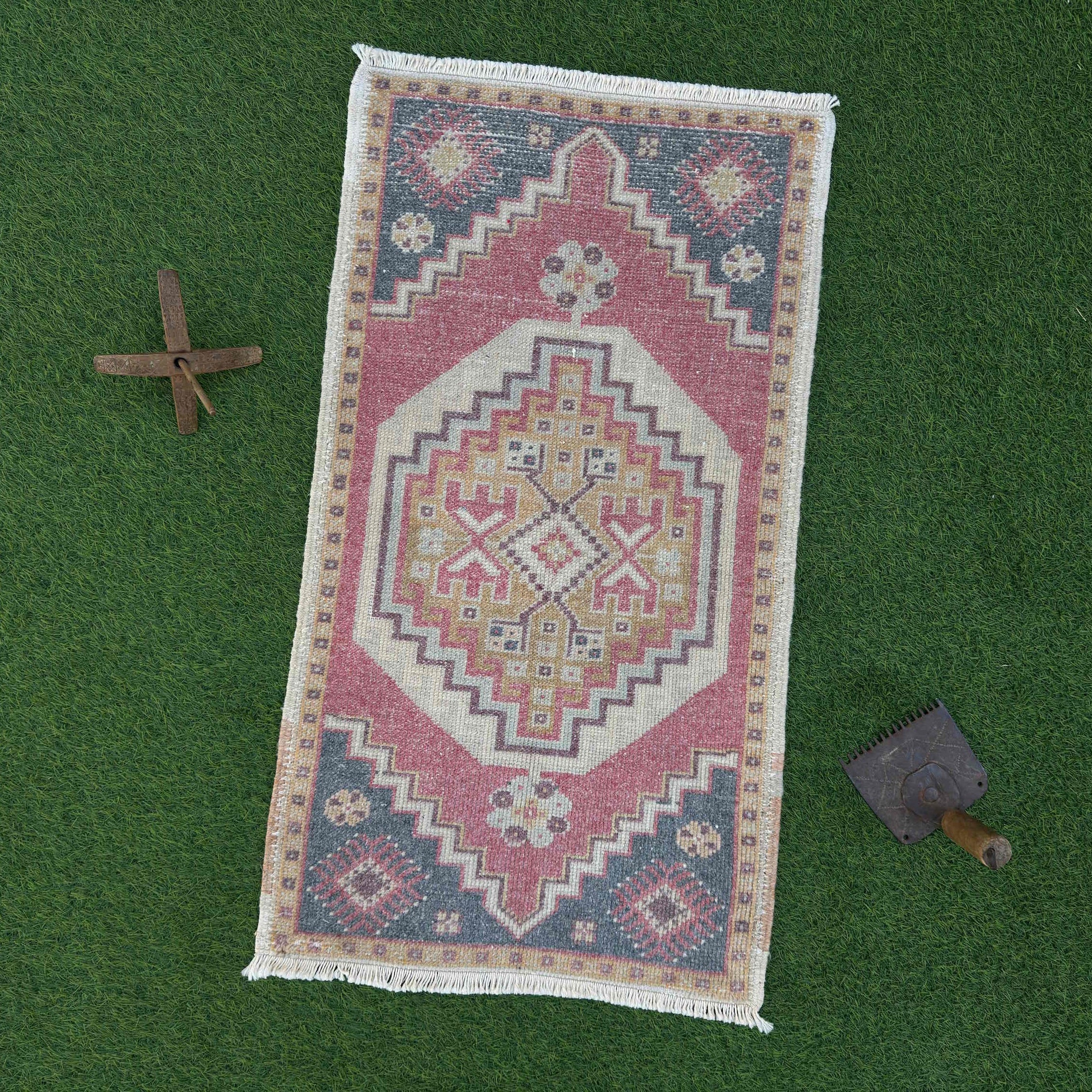 Huda 1'10" x 3'4"