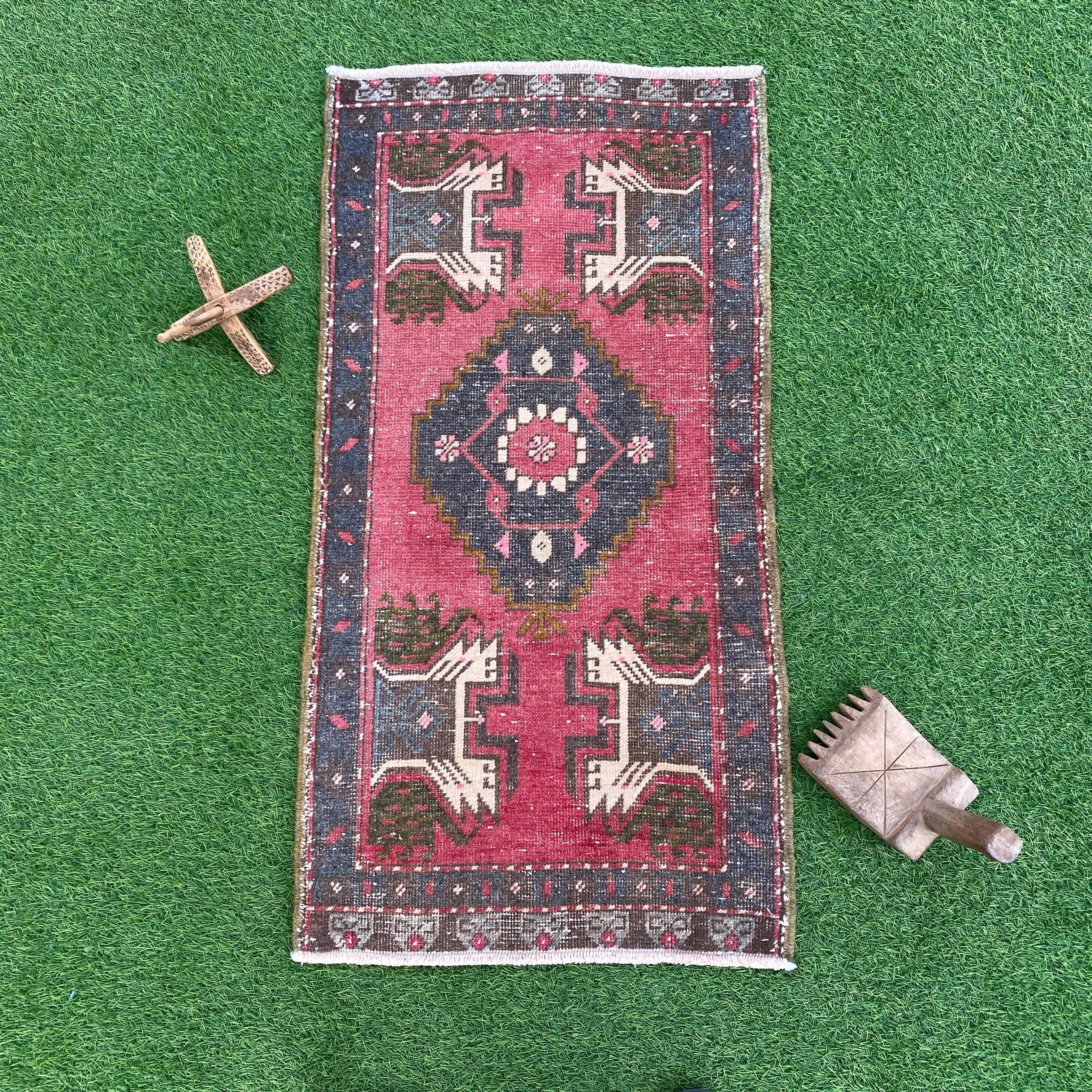 Kai 1'9'' x 3'5''