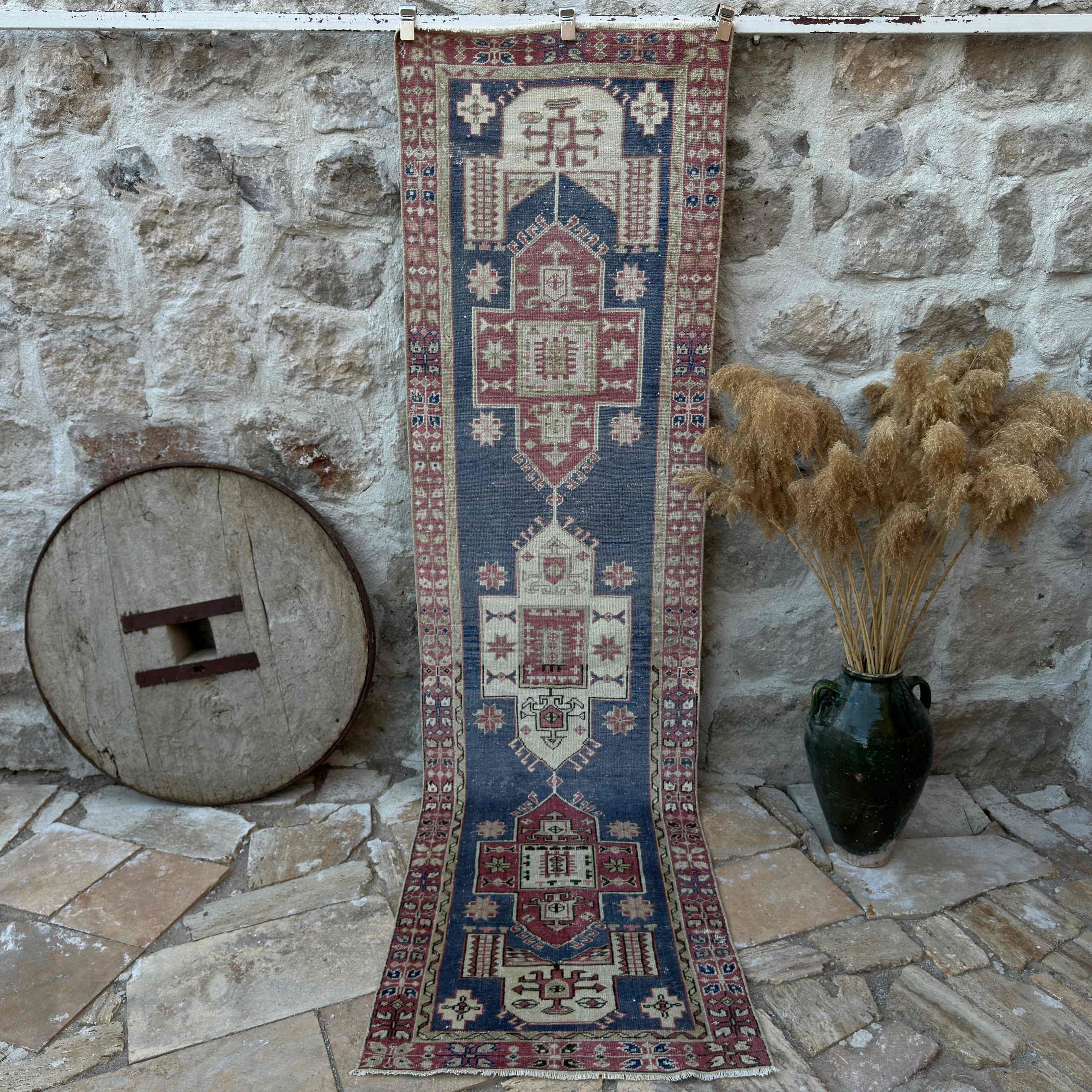 Kaira 2'8" x 9'8"