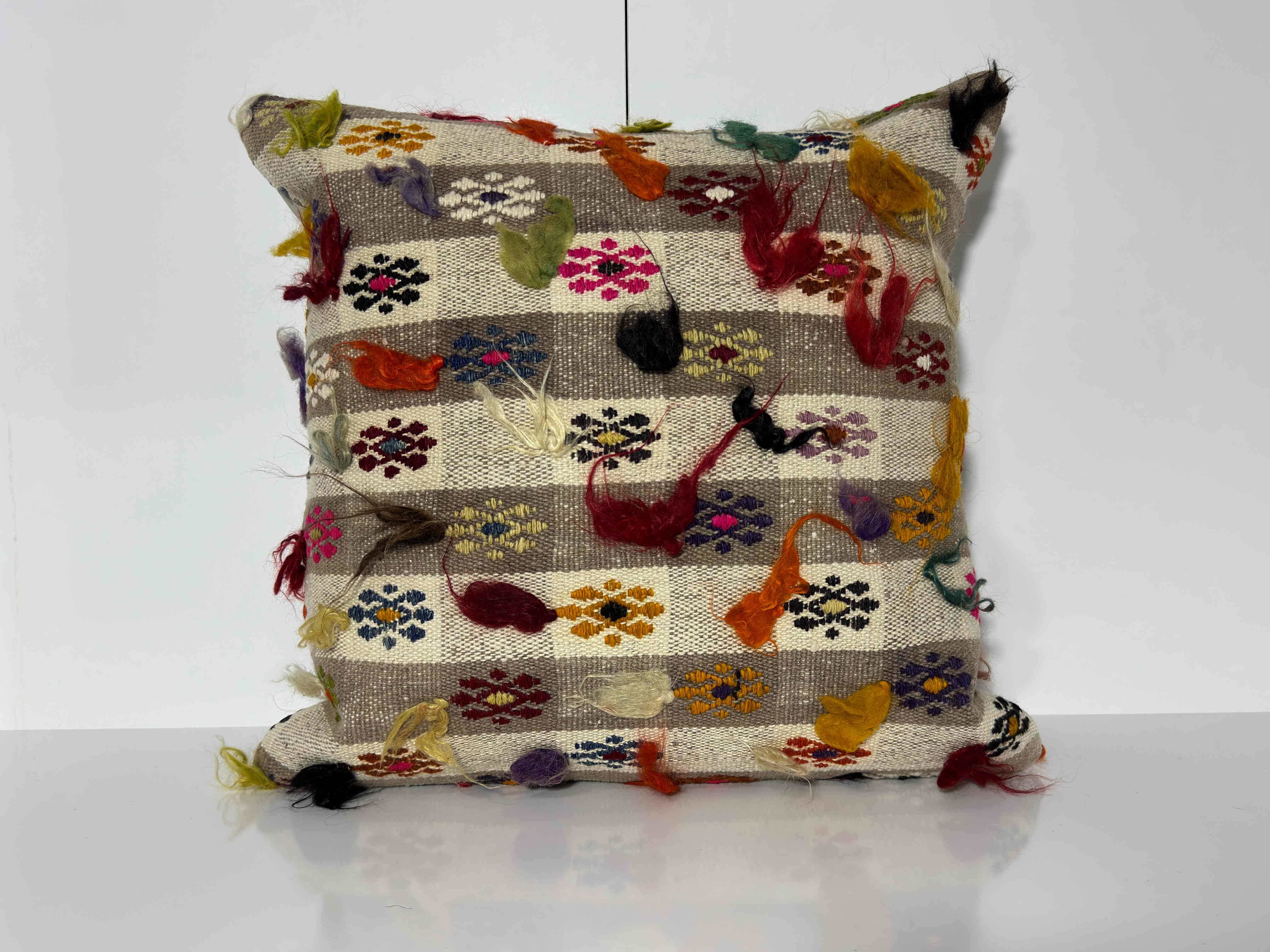 Gray 20" x 20" kilim pillow with striped design, handmade in Turkey – EE00357.